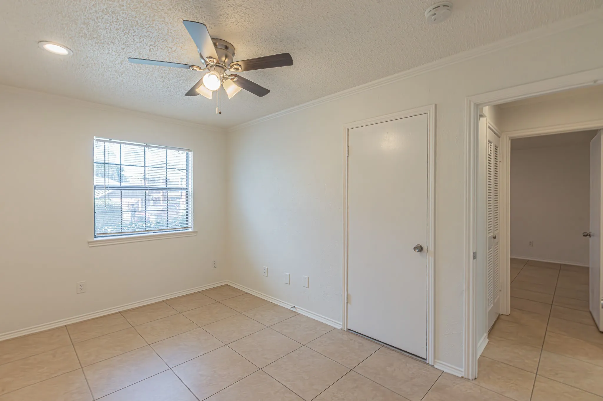 Condominium For Sale in Tarrant County , 2728 Copper Creek Drive 107, Arlington, Texas 76006, 2 Bedroom, 1 Bathroom, Garage spaces, 888 Sqft, built in 1983, mls#21347165, Real Estate Agent in Arlington, Homes For Sale in Tarrant county, Homes For Sale in Arlington, Realtor in Arlington Texas, Real Estate Brokerage Independent Realty Texas, Luminita Cordes Realtor