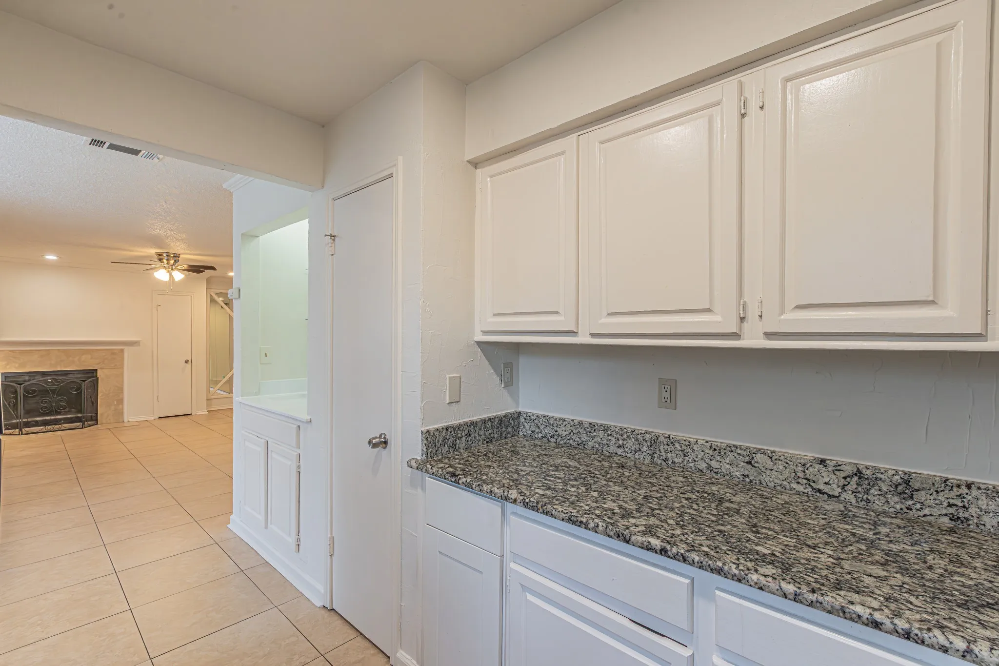 Condominium For Sale in Tarrant County , 2728 Copper Creek Drive 107, Arlington, Texas 76006, 2 Bedroom, 1 Bathroom, Garage spaces, 888 Sqft, built in 1983, mls#21347165, Real Estate Agent in Arlington, Homes For Sale in Tarrant county, Homes For Sale in Arlington, Realtor in Arlington Texas, Real Estate Brokerage Independent Realty Texas, Luminita Cordes Realtor