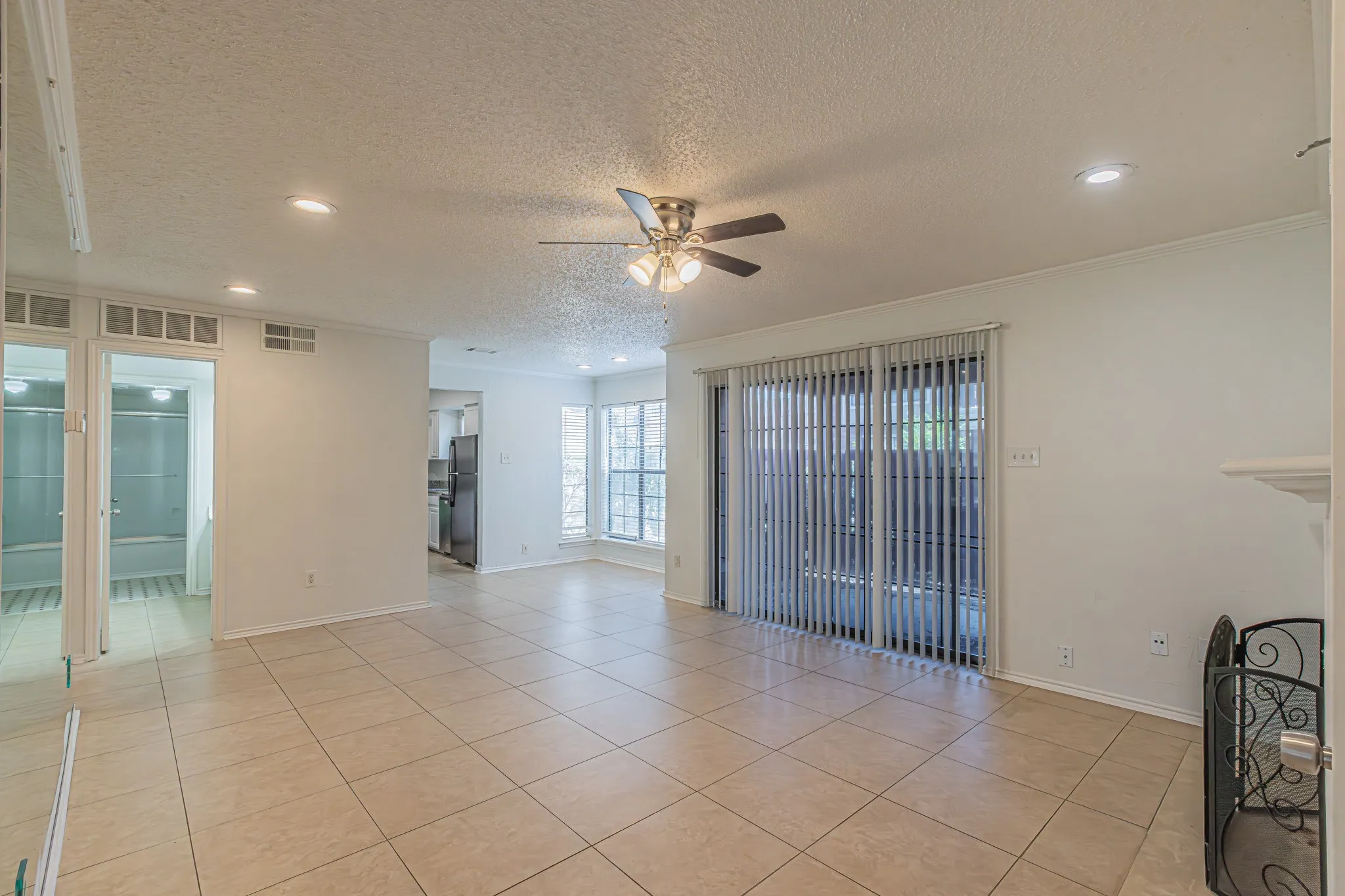 Condominium For Sale in Tarrant County , 2728 Copper Creek Drive 107, Arlington, Texas 76006, 2 Bedroom, 1 Bathroom, Garage spaces, 888 Sqft, built in 1983, mls#21347165, Real Estate Agent in Arlington, Homes For Sale in Tarrant county, Homes For Sale in Arlington, Realtor in Arlington Texas, Real Estate Brokerage Independent Realty Texas, Luminita Cordes Realtor