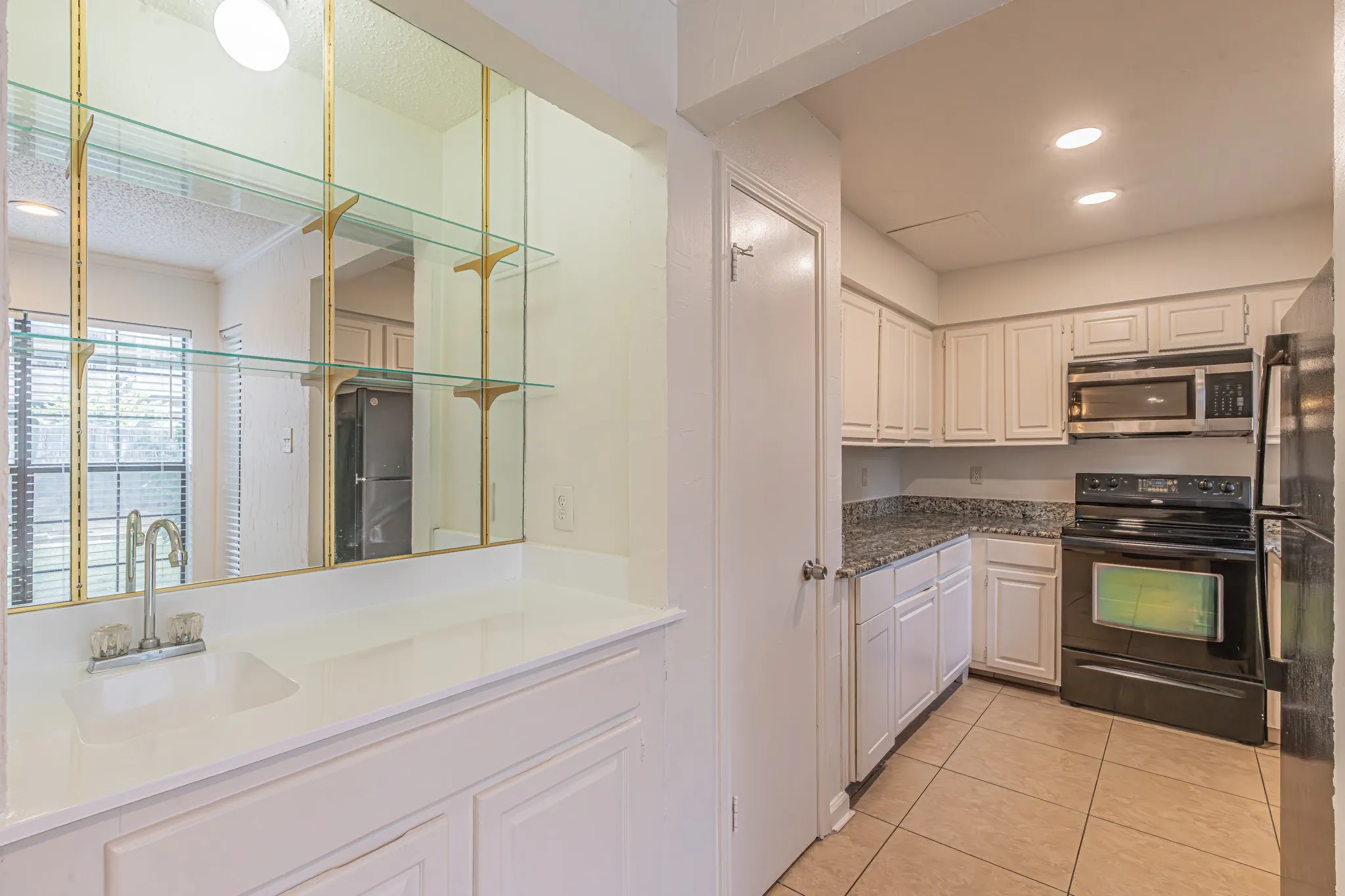 Condominium For Sale in Tarrant County , 2728 Copper Creek Drive 107, Arlington, Texas 76006, 2 Bedroom, 1 Bathroom, Garage spaces, 888 Sqft, built in 1983, mls#21347165, Real Estate Agent in Arlington, Homes For Sale in Tarrant county, Homes For Sale in Arlington, Realtor in Arlington Texas, Real Estate Brokerage Independent Realty Texas, Luminita Cordes Realtor