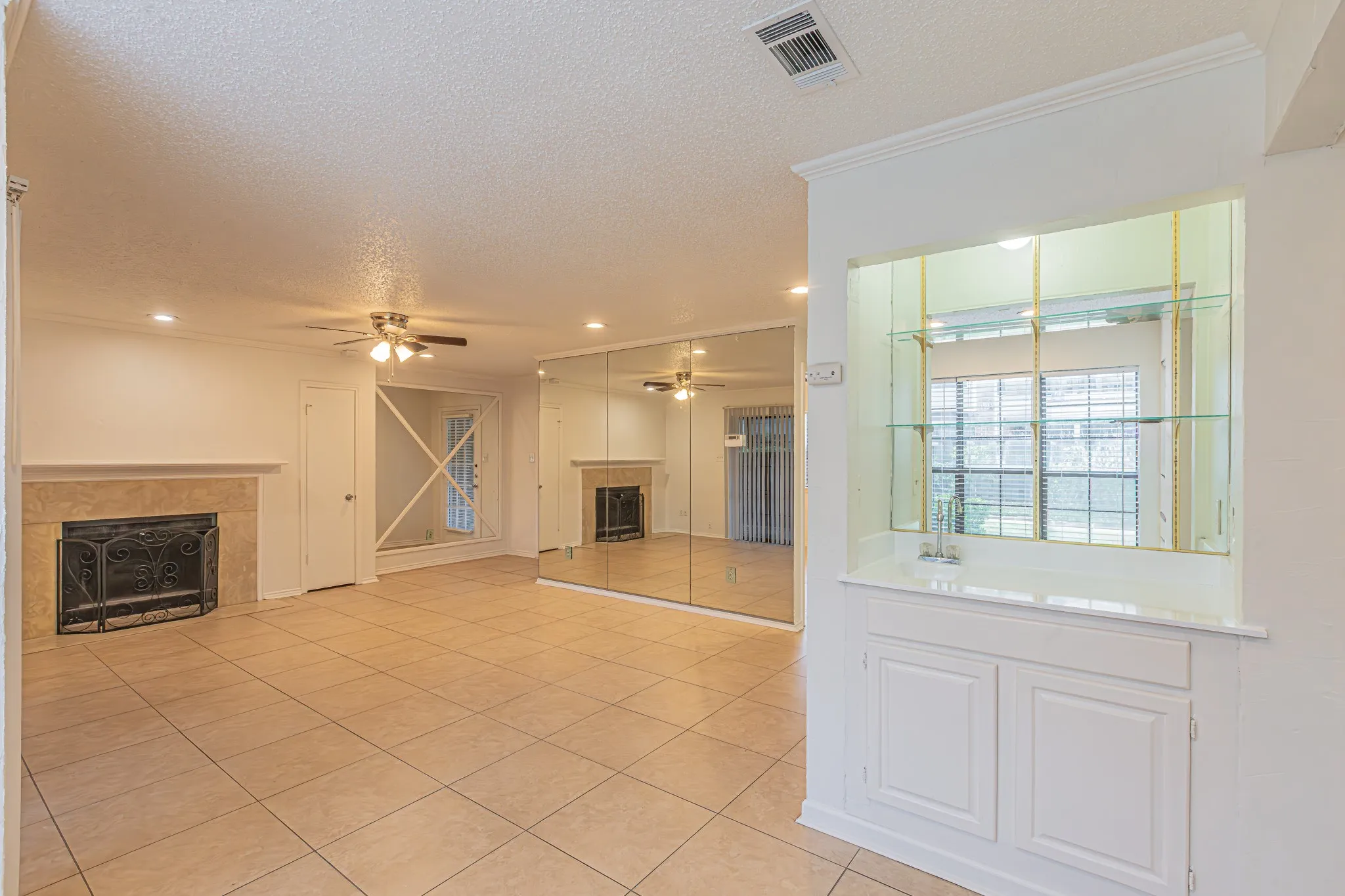 Condominium For Sale in Tarrant County , 2728 Copper Creek Drive 107, Arlington, Texas 76006, 2 Bedroom, 1 Bathroom, Garage spaces, 888 Sqft, built in 1983, mls#21347165, Real Estate Agent in Arlington, Homes For Sale in Tarrant county, Homes For Sale in Arlington, Realtor in Arlington Texas, Real Estate Brokerage Independent Realty Texas, Luminita Cordes Realtor
