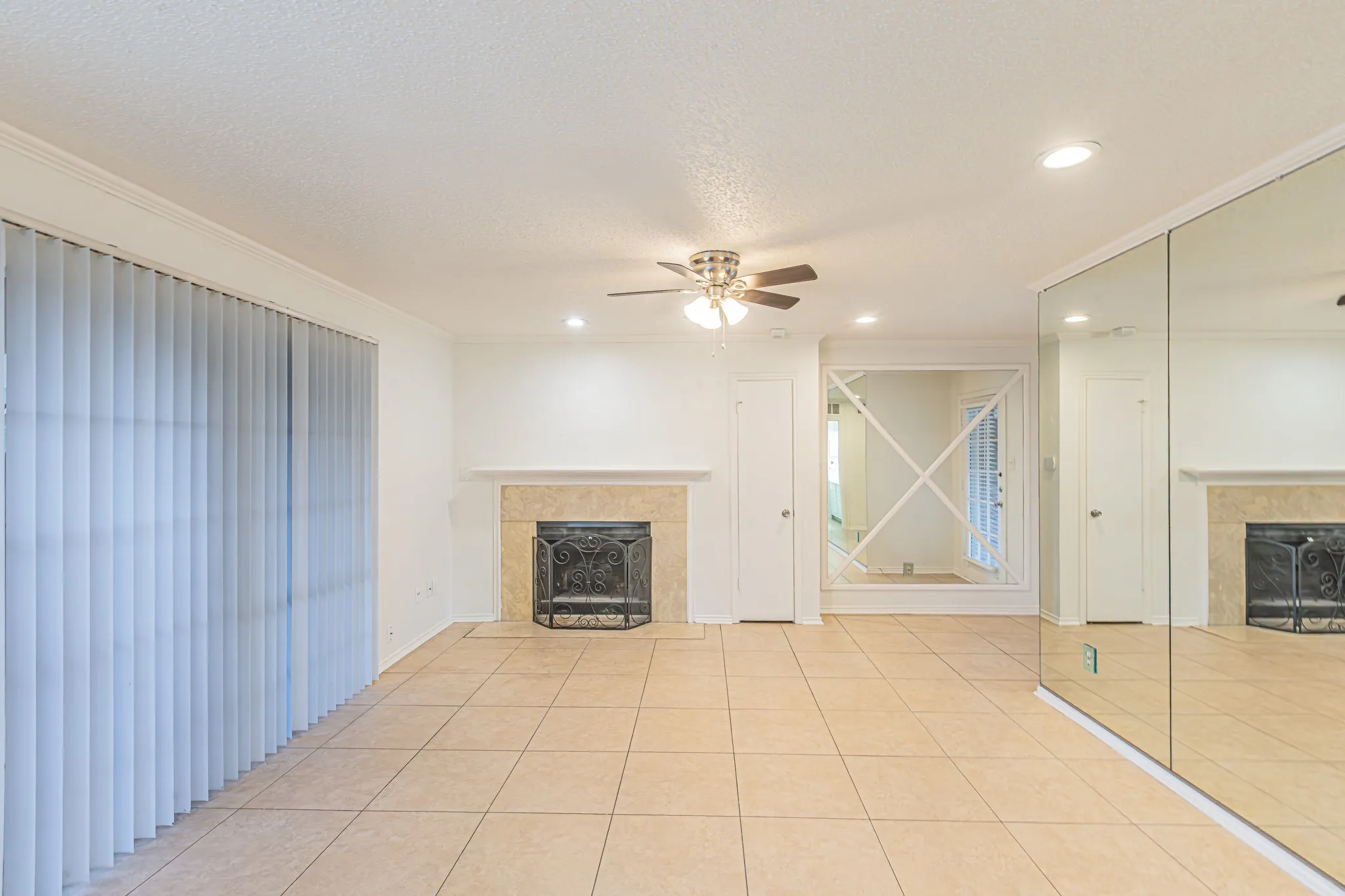 Condominium For Sale in Tarrant County , 2728 Copper Creek Drive 107, Arlington, Texas 76006, 2 Bedroom, 1 Bathroom, Garage spaces, 888 Sqft, built in 1983, mls#21347165, Real Estate Agent in Arlington, Homes For Sale in Tarrant county, Homes For Sale in Arlington, Realtor in Arlington Texas, Real Estate Brokerage Independent Realty Texas, Luminita Cordes Realtor