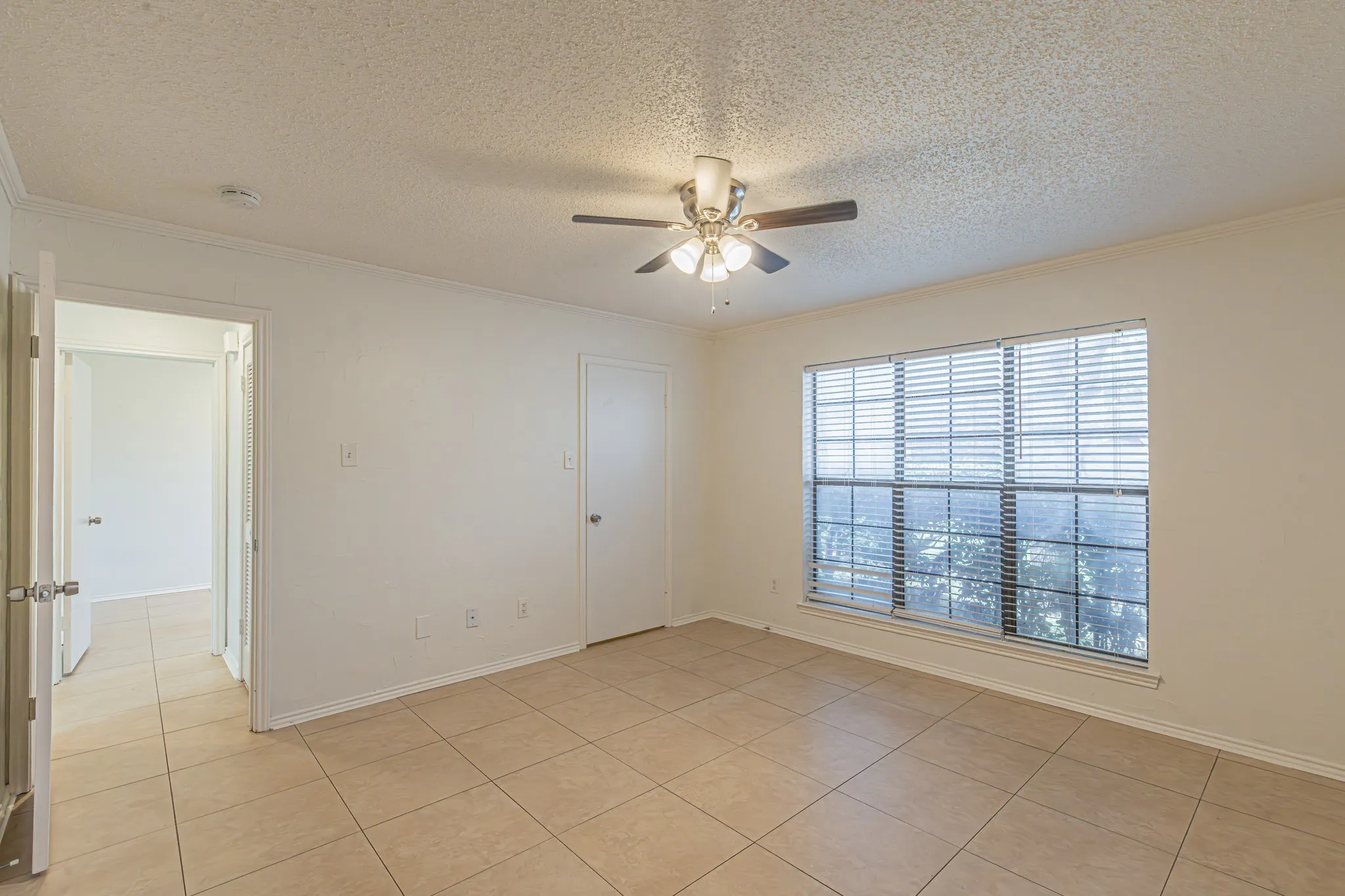 Condominium For Sale in Tarrant County , 2728 Copper Creek Drive 107, Arlington, Texas 76006, 2 Bedroom, 1 Bathroom, Garage spaces, 888 Sqft, built in 1983, mls#21347165, Real Estate Agent in Arlington, Homes For Sale in Tarrant county, Homes For Sale in Arlington, Realtor in Arlington Texas, Real Estate Brokerage Independent Realty Texas, Luminita Cordes Realtor