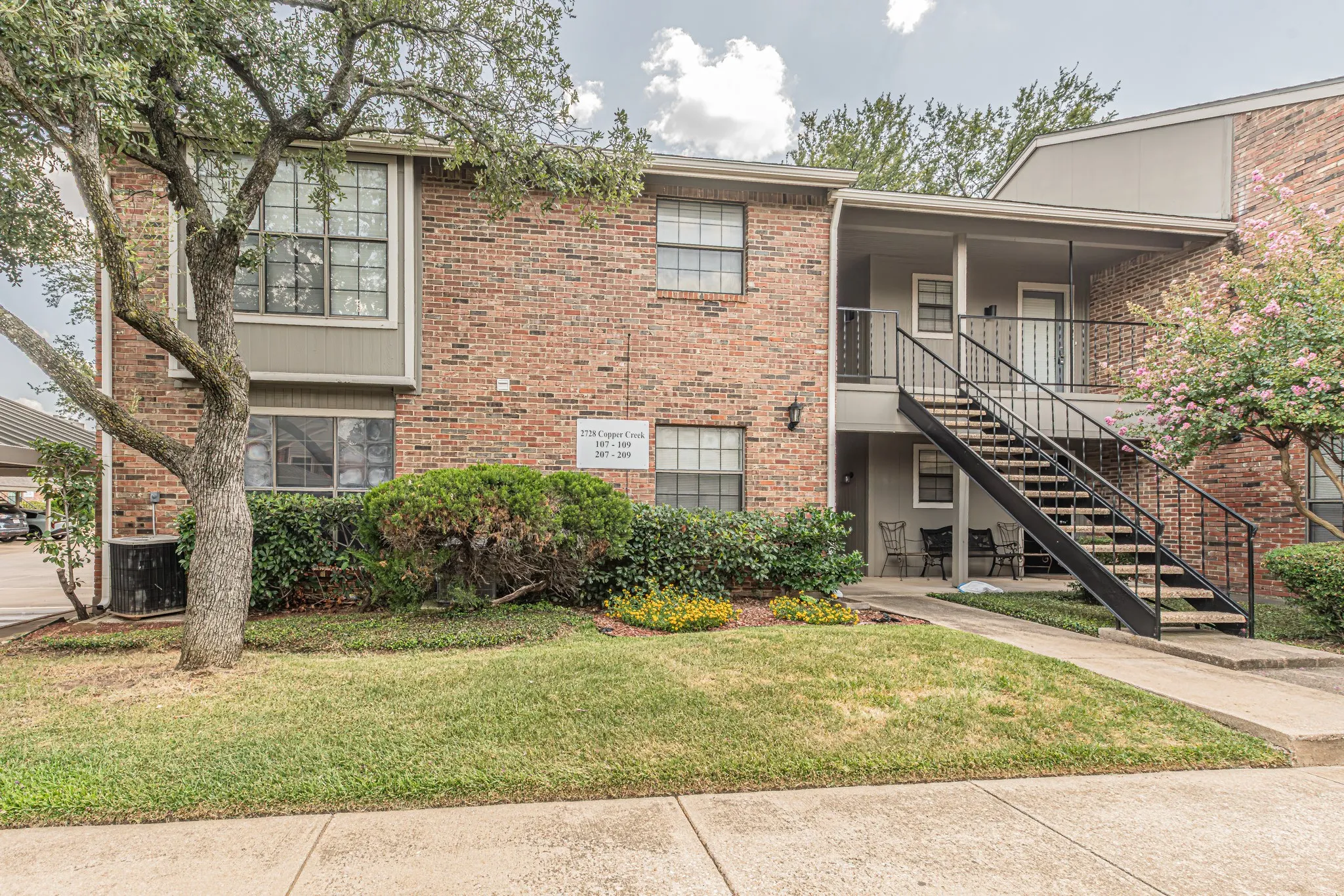 Condominium For Sale in Tarrant County , 2728 Copper Creek Drive 107, Arlington, Texas 76006, 2 Bedroom, 1 Bathroom, Garage spaces, 888 Sqft, built in 1983, mls#21347165, Real Estate Agent in Arlington, Homes For Sale in Tarrant county, Homes For Sale in Arlington, Realtor in Arlington Texas, Real Estate Brokerage Independent Realty Texas, Luminita Cordes Realtor