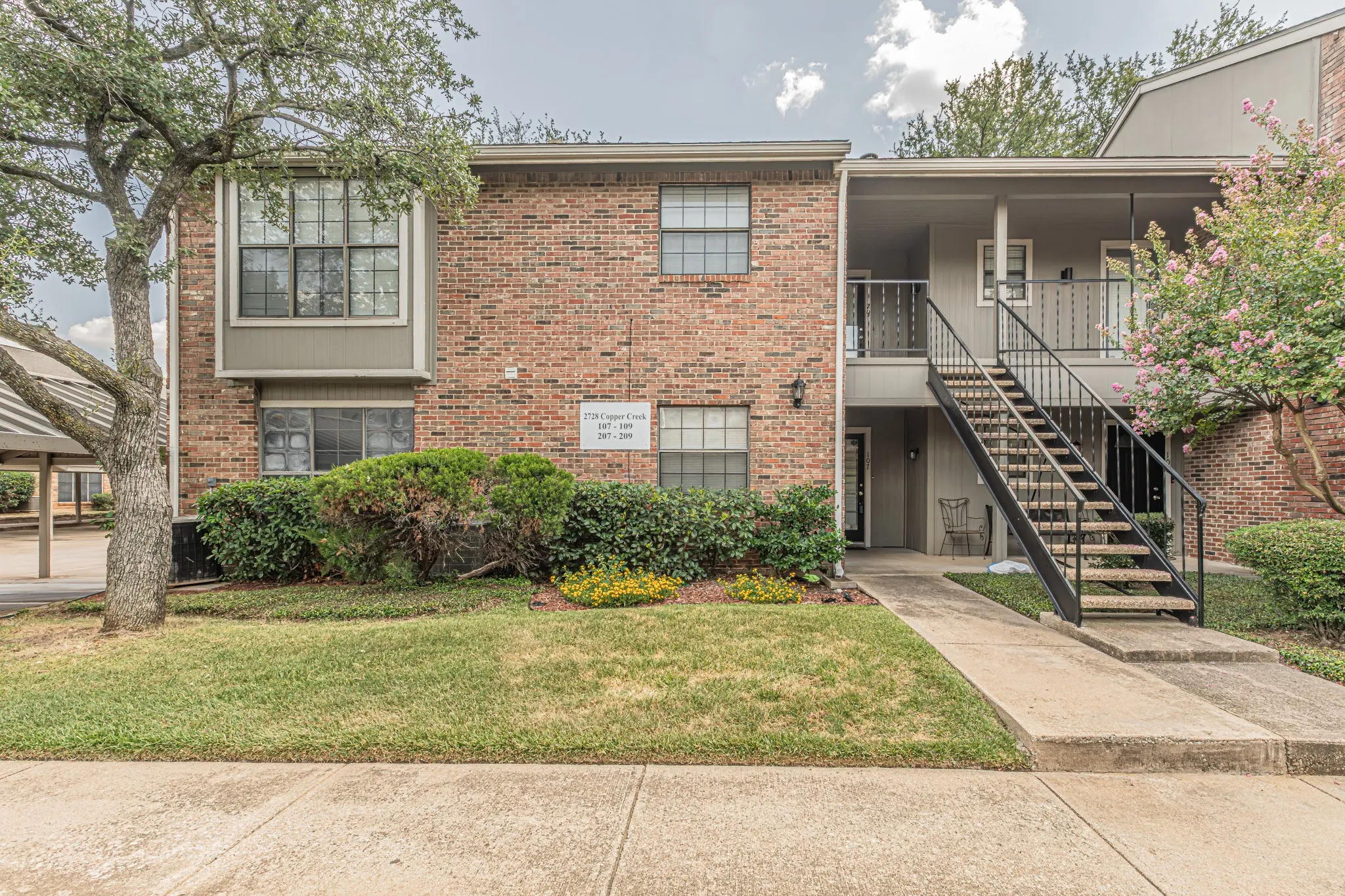 Condominium For Sale in Tarrant County , 2728 Copper Creek Drive 107, Arlington, Texas 76006, 2 Bedroom, 1 Bathroom, Garage spaces, 888 Sqft, built in 1983, mls#21347165, Real Estate Agent in Arlington, Homes For Sale in Tarrant county, Homes For Sale in Arlington, Realtor in Arlington Texas, Real Estate Brokerage Independent Realty Texas, Luminita Cordes Realtor