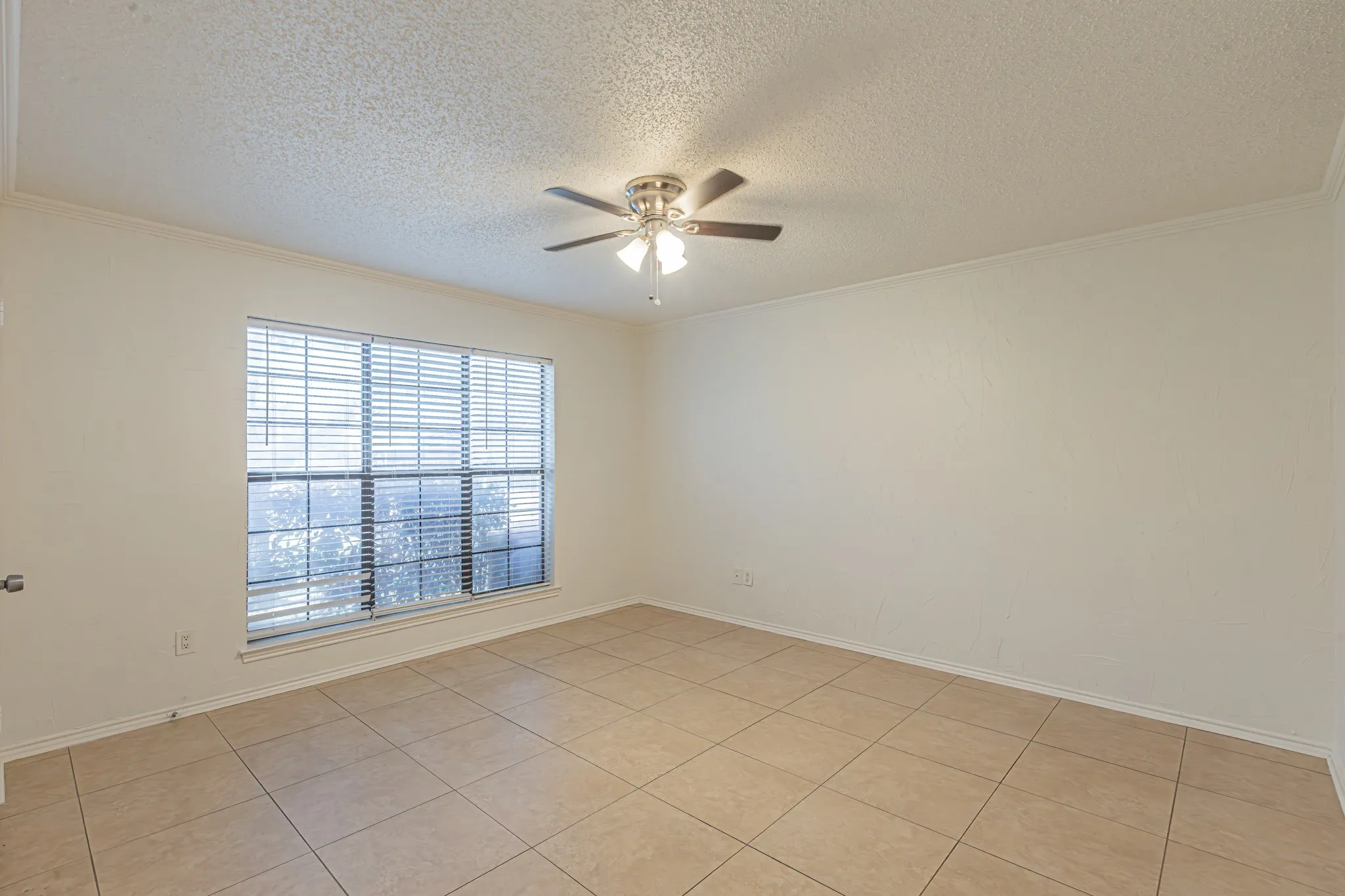Condominium For Sale in Tarrant County , 2728 Copper Creek Drive 107, Arlington, Texas 76006, 2 Bedroom, 1 Bathroom, Garage spaces, 888 Sqft, built in 1983, mls#21347165, Real Estate Agent in Arlington, Homes For Sale in Tarrant county, Homes For Sale in Arlington, Realtor in Arlington Texas, Real Estate Brokerage Independent Realty Texas, Luminita Cordes Realtor