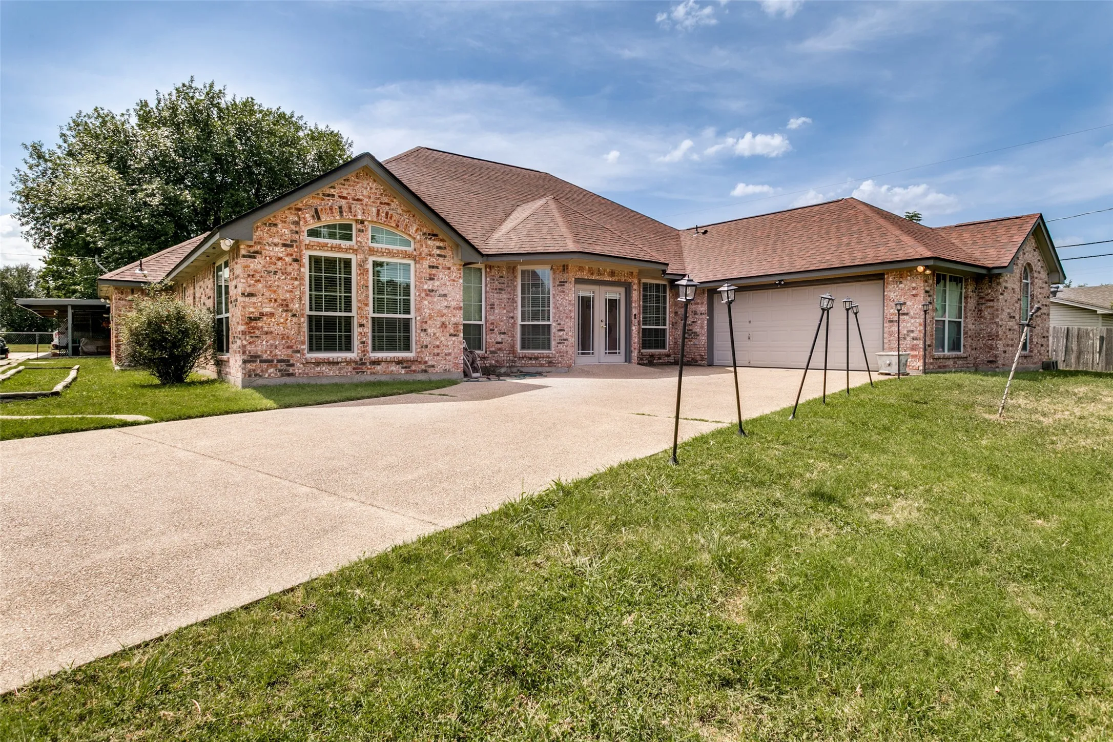 Single Family Residence For Sale in Tarrant County , 1425 Tobie Layne Street, Benbrook, Texas 76126, 4 Bedroom, 3 Bathroom, 1 Garage spaces, 2,758 Sqft, built in 2005, mls#21346035, Real Estate Agent in Benbrook, Homes For Sale in Tarrant county, Homes For Sale in Benbrook, Realtor in Benbrook Texas, Real Estate Brokerage Independent Realty Texas, Luminita Cordes Realtor