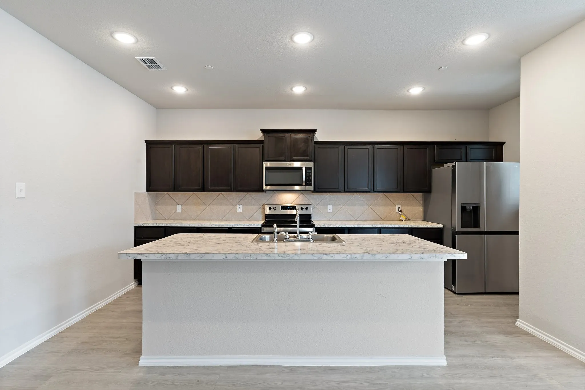 Single Family Residence For Rent in Dallas County , 2833 Bellflower Drive, Mesquite, Texas 75150, 3 Bedroom, 3 Bathroom, 2 Garage spaces, 1,764 Sqft, built in 2021, mls#21347236, Real Estate Agent in Mesquite, Homes For Rent in Dallas county, Homes For Rent in Mesquite, Realtor in Mesquite Texas, Real Estate Brokerage Independent Realty Texas, Luminita Cordes Realtor