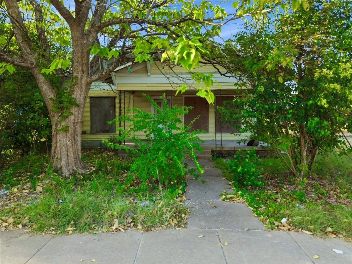 Single Family Residence For Sale in Ellis County , 400 & 402 Wyatt Street, Waxahachie, Texas 75165, 2 Bedroom, 1 Bathroom, Garage spaces, 1,668 Sqft, built in 1920, mls#21346824, Real Estate Agent in Waxahachie, Homes For Sale in Ellis county, Homes For Sale in Waxahachie, Realtor in Waxahachie Texas, Real Estate Brokerage Independent Realty Texas, Luminita Cordes Realtor