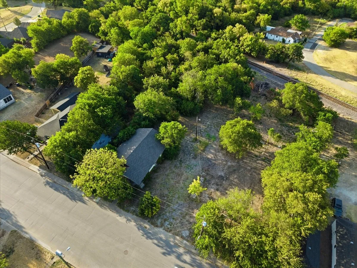 Single Family Residence For Sale in Ellis County , 400 & 402 Wyatt Street, Waxahachie, Texas 75165, 2 Bedroom, 1 Bathroom, Garage spaces, 1,668 Sqft, built in 1920, mls#21346824, Real Estate Agent in Waxahachie, Homes For Sale in Ellis county, Homes For Sale in Waxahachie, Realtor in Waxahachie Texas, Real Estate Brokerage Independent Realty Texas, Luminita Cordes Realtor