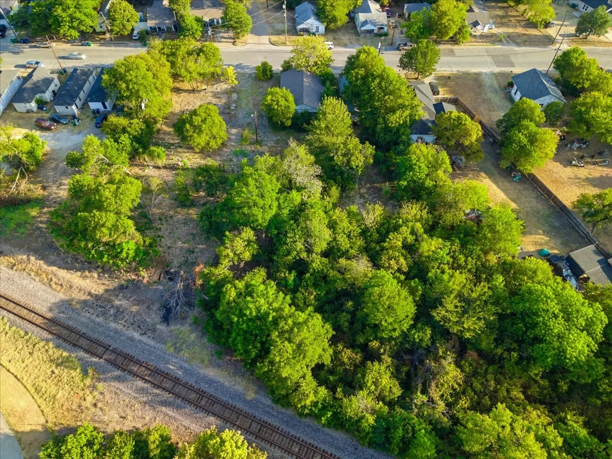 Single Family Residence For Sale in Ellis County , 400 & 402 Wyatt Street, Waxahachie, Texas 75165, 2 Bedroom, 1 Bathroom, Garage spaces, 1,668 Sqft, built in 1920, mls#21346824, Real Estate Agent in Waxahachie, Homes For Sale in Ellis county, Homes For Sale in Waxahachie, Realtor in Waxahachie Texas, Real Estate Brokerage Independent Realty Texas, Luminita Cordes Realtor