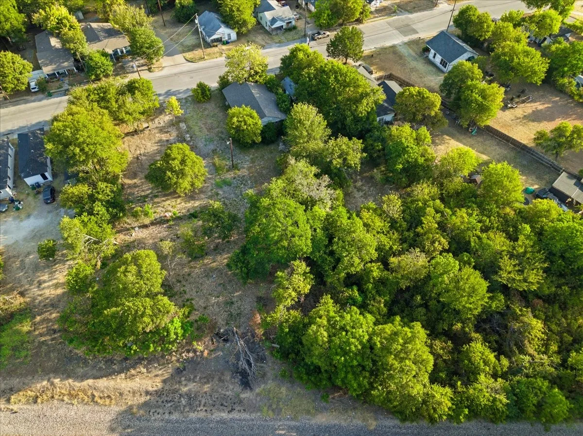 Single Family Residence For Sale in Ellis County , 400 & 402 Wyatt Street, Waxahachie, Texas 75165, 2 Bedroom, 1 Bathroom, Garage spaces, 1,668 Sqft, built in 1920, mls#21346824, Real Estate Agent in Waxahachie, Homes For Sale in Ellis county, Homes For Sale in Waxahachie, Realtor in Waxahachie Texas, Real Estate Brokerage Independent Realty Texas, Luminita Cordes Realtor