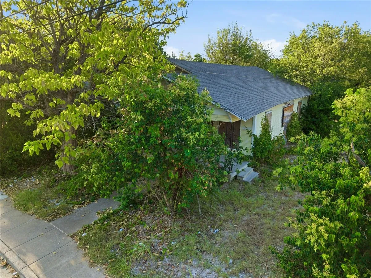 Single Family Residence For Sale in Ellis County , 400 & 402 Wyatt Street, Waxahachie, Texas 75165, 2 Bedroom, 1 Bathroom, Garage spaces, 1,668 Sqft, built in 1920, mls#21346824, Real Estate Agent in Waxahachie, Homes For Sale in Ellis county, Homes For Sale in Waxahachie, Realtor in Waxahachie Texas, Real Estate Brokerage Independent Realty Texas, Luminita Cordes Realtor