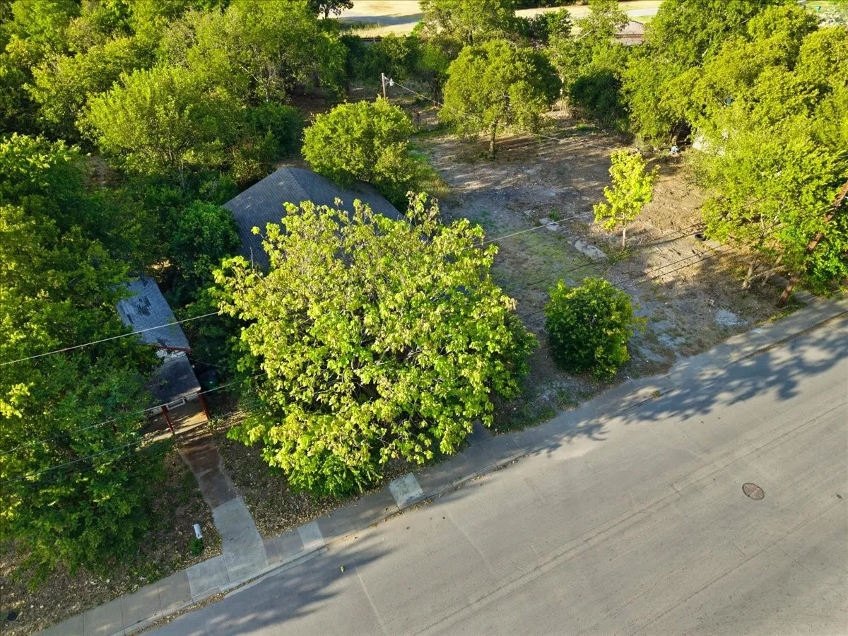 Single Family Residence For Sale in Ellis County , 400 & 402 Wyatt Street, Waxahachie, Texas 75165, 2 Bedroom, 1 Bathroom, Garage spaces, 1,668 Sqft, built in 1920, mls#21346824, Real Estate Agent in Waxahachie, Homes For Sale in Ellis county, Homes For Sale in Waxahachie, Realtor in Waxahachie Texas, Real Estate Brokerage Independent Realty Texas, Luminita Cordes Realtor