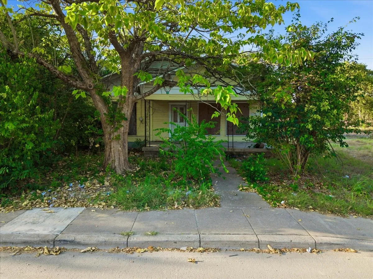 Single Family Residence For Sale in Ellis County , 400 & 402 Wyatt Street, Waxahachie, Texas 75165, 2 Bedroom, 1 Bathroom, Garage spaces, 1,668 Sqft, built in 1920, mls#21346824, Real Estate Agent in Waxahachie, Homes For Sale in Ellis county, Homes For Sale in Waxahachie, Realtor in Waxahachie Texas, Real Estate Brokerage Independent Realty Texas, Luminita Cordes Realtor