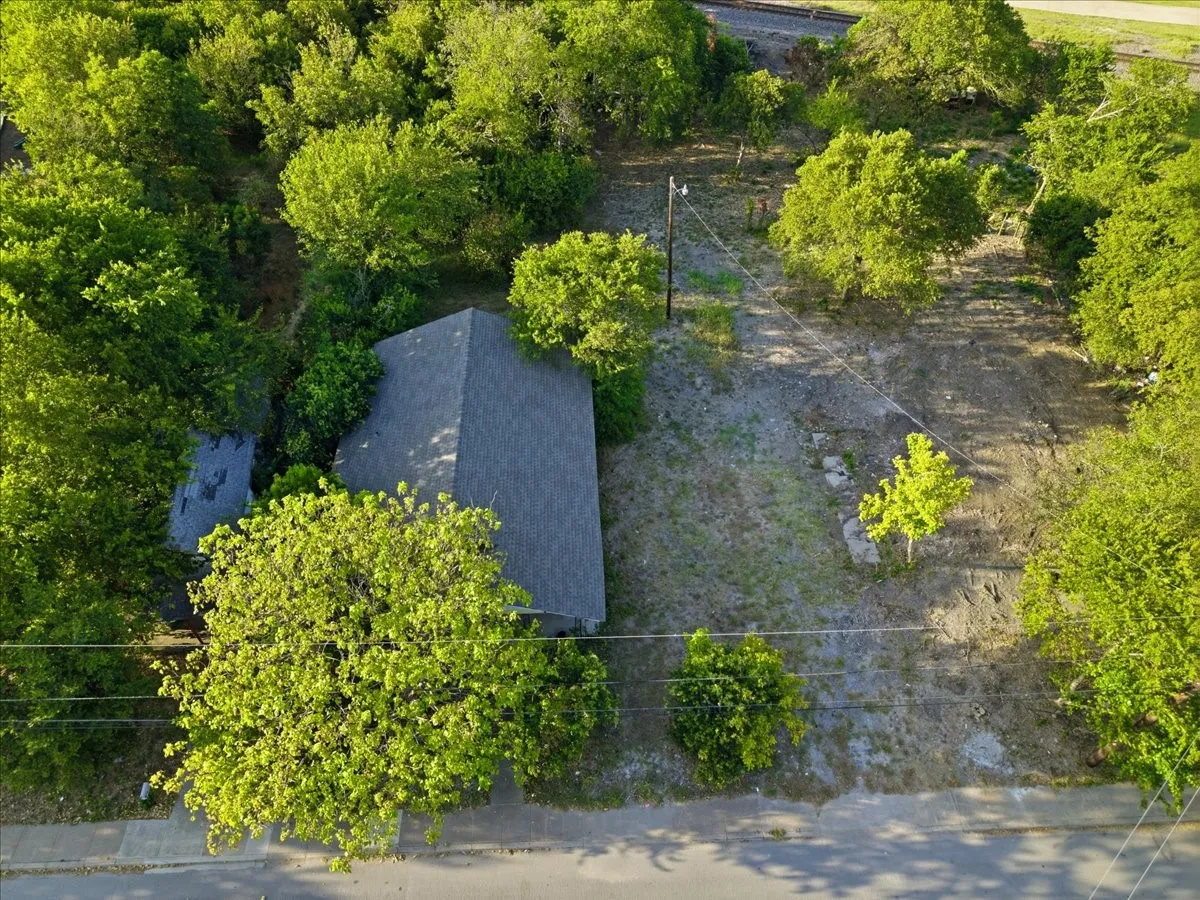 Single Family Residence For Sale in Ellis County , 400 & 402 Wyatt Street, Waxahachie, Texas 75165, 2 Bedroom, 1 Bathroom, Garage spaces, 1,668 Sqft, built in 1920, mls#21346824, Real Estate Agent in Waxahachie, Homes For Sale in Ellis county, Homes For Sale in Waxahachie, Realtor in Waxahachie Texas, Real Estate Brokerage Independent Realty Texas, Luminita Cordes Realtor