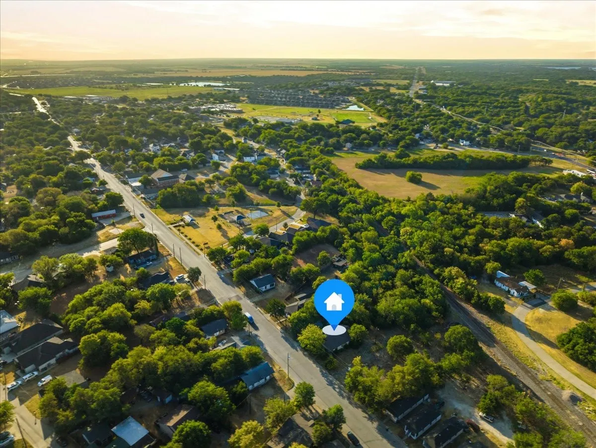 Single Family Residence For Sale in Ellis County , 400 & 402 Wyatt Street, Waxahachie, Texas 75165, 2 Bedroom, 1 Bathroom, Garage spaces, 1,668 Sqft, built in 1920, mls#21346824, Real Estate Agent in Waxahachie, Homes For Sale in Ellis county, Homes For Sale in Waxahachie, Realtor in Waxahachie Texas, Real Estate Brokerage Independent Realty Texas, Luminita Cordes Realtor