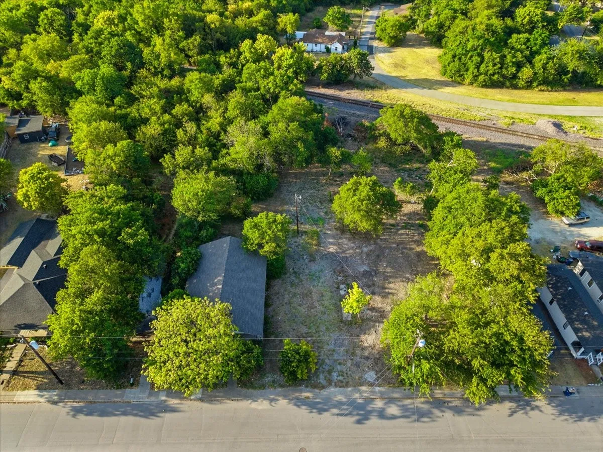Single Family Residence For Sale in Ellis County , 400 & 402 Wyatt Street, Waxahachie, Texas 75165, 2 Bedroom, 1 Bathroom, Garage spaces, 1,668 Sqft, built in 1920, mls#21346824, Real Estate Agent in Waxahachie, Homes For Sale in Ellis county, Homes For Sale in Waxahachie, Realtor in Waxahachie Texas, Real Estate Brokerage Independent Realty Texas, Luminita Cordes Realtor