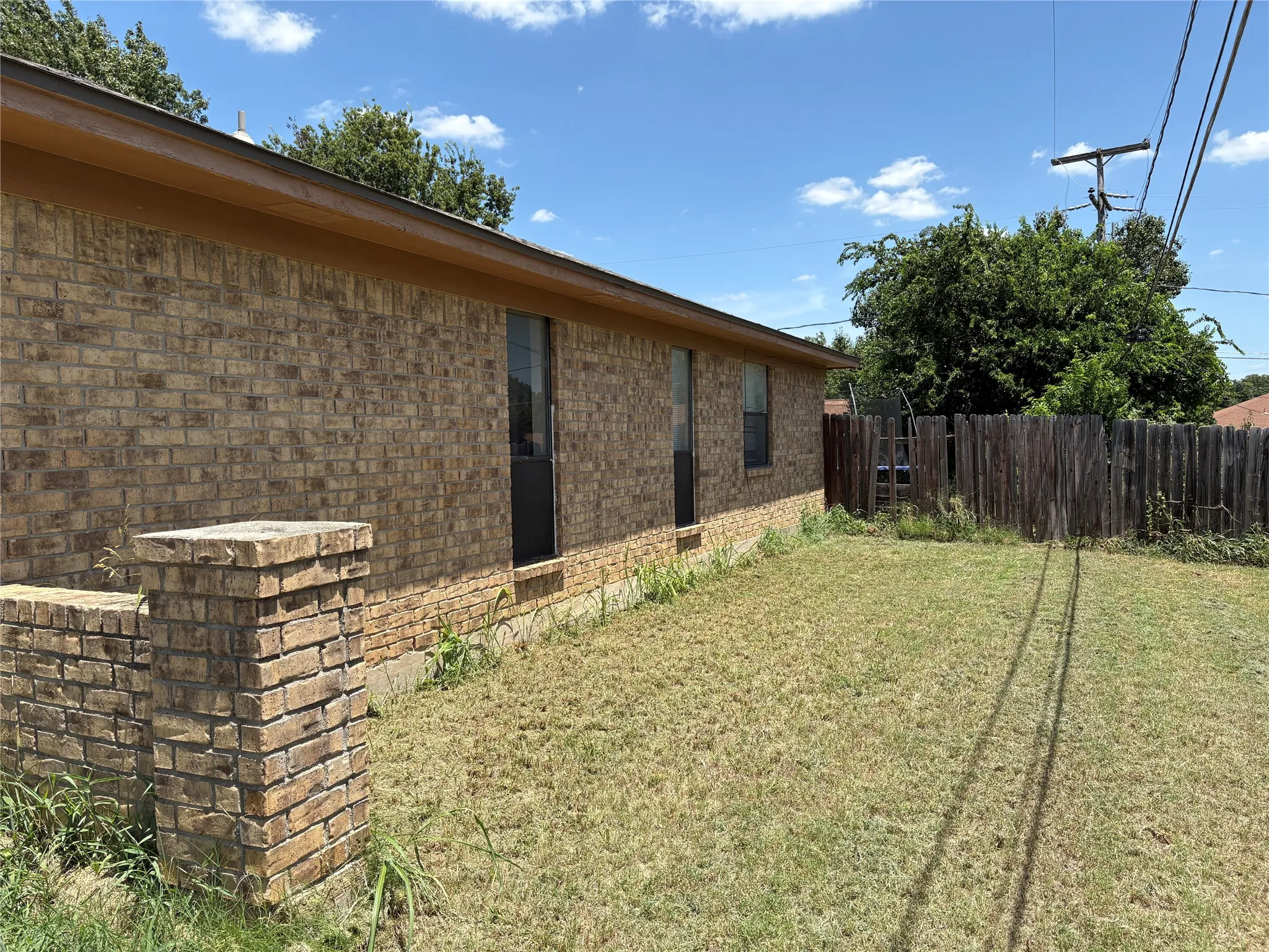 Single Family Residence For Sale in Tarrant County , 909 Cottonwood Trail, Benbrook, Texas 76126, 3 Bedroom, 2 Bathroom, 2 Garage spaces, 1,594 Sqft, built in 1980, mls#21347009, Real Estate Agent in Benbrook, Homes For Sale in Tarrant county, Homes For Sale in Benbrook, Realtor in Benbrook Texas, Real Estate Brokerage Independent Realty Texas, Luminita Cordes Realtor