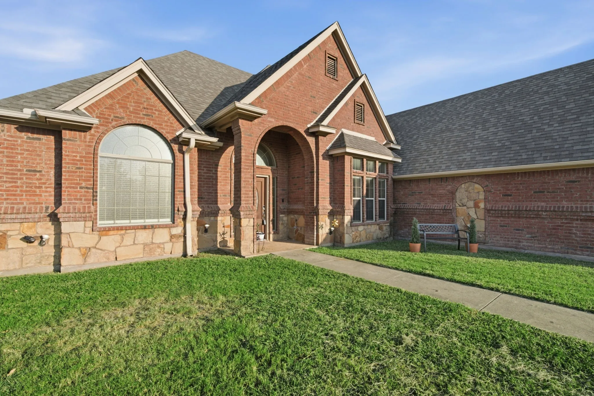 Single Family Residence For Sale in Parker County , 148 Fossil Rock Drive, Azle, Texas 76020, 3 Bedroom, 2 Bathroom, 3 Garage spaces, 1,964 Sqft, built in 2006, mls#21345537, Real Estate Agent in Azle, Homes For Sale in Parker county, Homes For Sale in Azle, Realtor in Azle Texas, Real Estate Brokerage Independent Realty Texas, Luminita Cordes Realtor