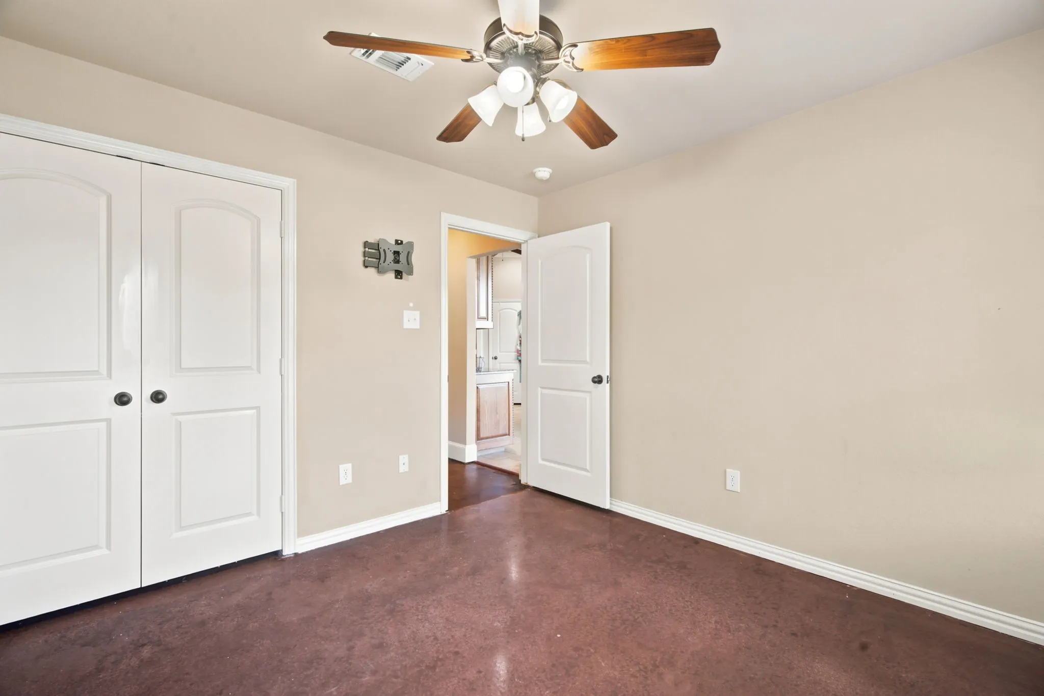 Single Family Residence For Sale in Parker County , 148 Fossil Rock Drive, Azle, Texas 76020, 3 Bedroom, 2 Bathroom, 3 Garage spaces, 1,964 Sqft, built in 2006, mls#21345537, Real Estate Agent in Azle, Homes For Sale in Parker county, Homes For Sale in Azle, Realtor in Azle Texas, Real Estate Brokerage Independent Realty Texas, Luminita Cordes Realtor