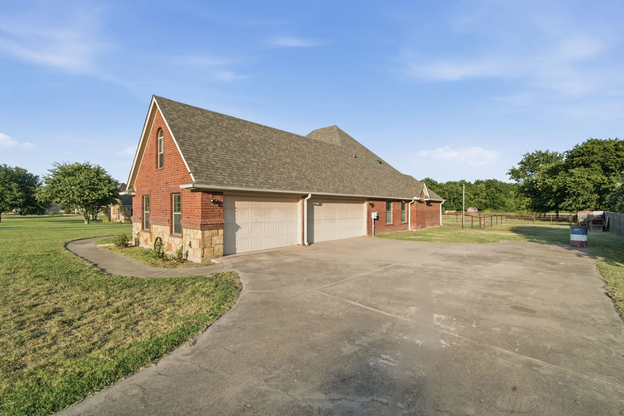 Single Family Residence For Sale in Parker County , 148 Fossil Rock Drive, Azle, Texas 76020, 3 Bedroom, 2 Bathroom, 3 Garage spaces, 1,964 Sqft, built in 2006, mls#21345537, Real Estate Agent in Azle, Homes For Sale in Parker county, Homes For Sale in Azle, Realtor in Azle Texas, Real Estate Brokerage Independent Realty Texas, Luminita Cordes Realtor