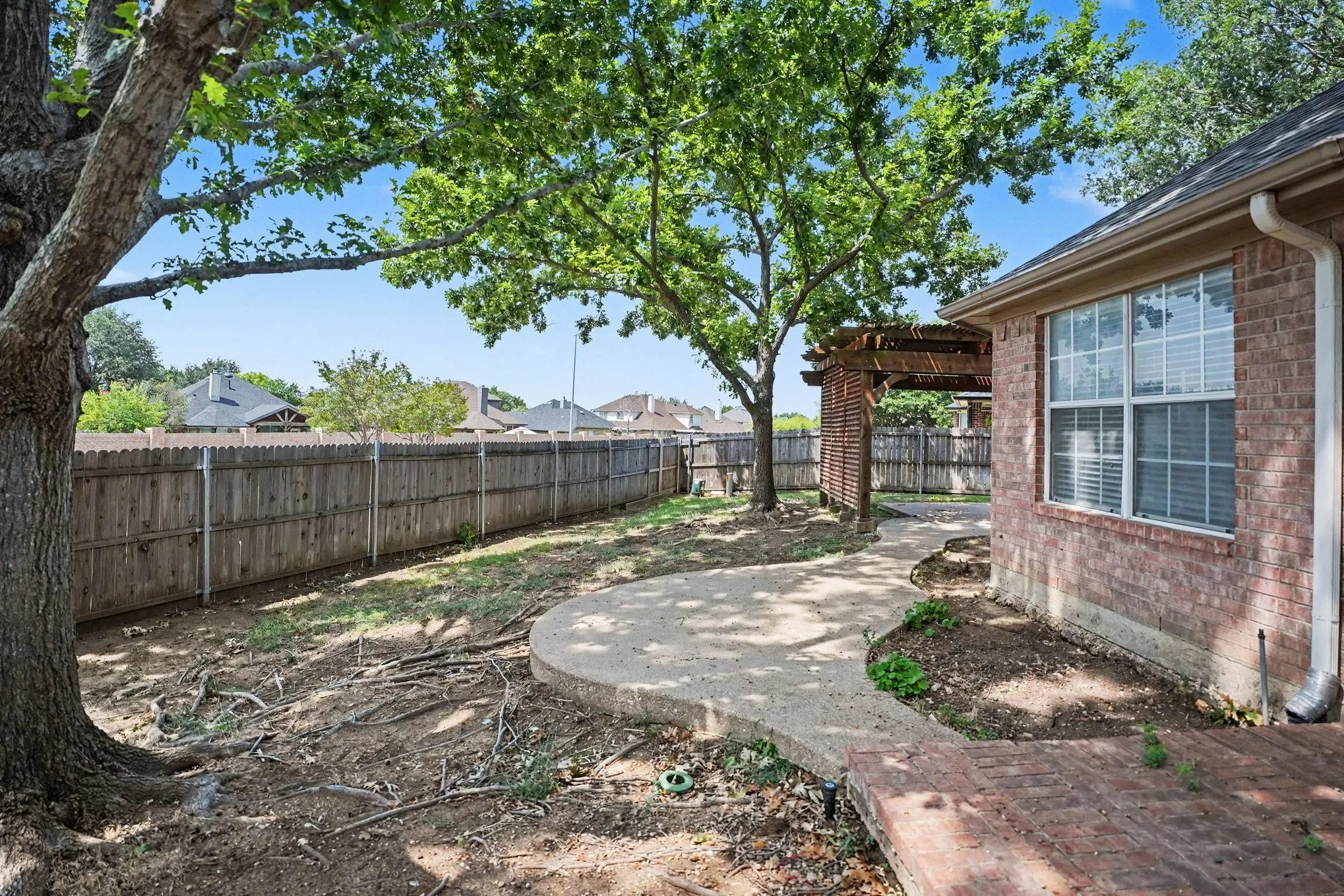 Single Family Residence For Sale in Tarrant County , 11 Mary Lou Court, Mansfield, Texas 76063, 4 Bedroom, 2 Bathroom, 2 Garage spaces, 2,386 Sqft, built in 2001, mls#21345410, Real Estate Agent in Mansfield, Homes For Sale in Tarrant county, Homes For Sale in Mansfield, Realtor in Mansfield Texas, Real Estate Brokerage Independent Realty Texas, Luminita Cordes Realtor