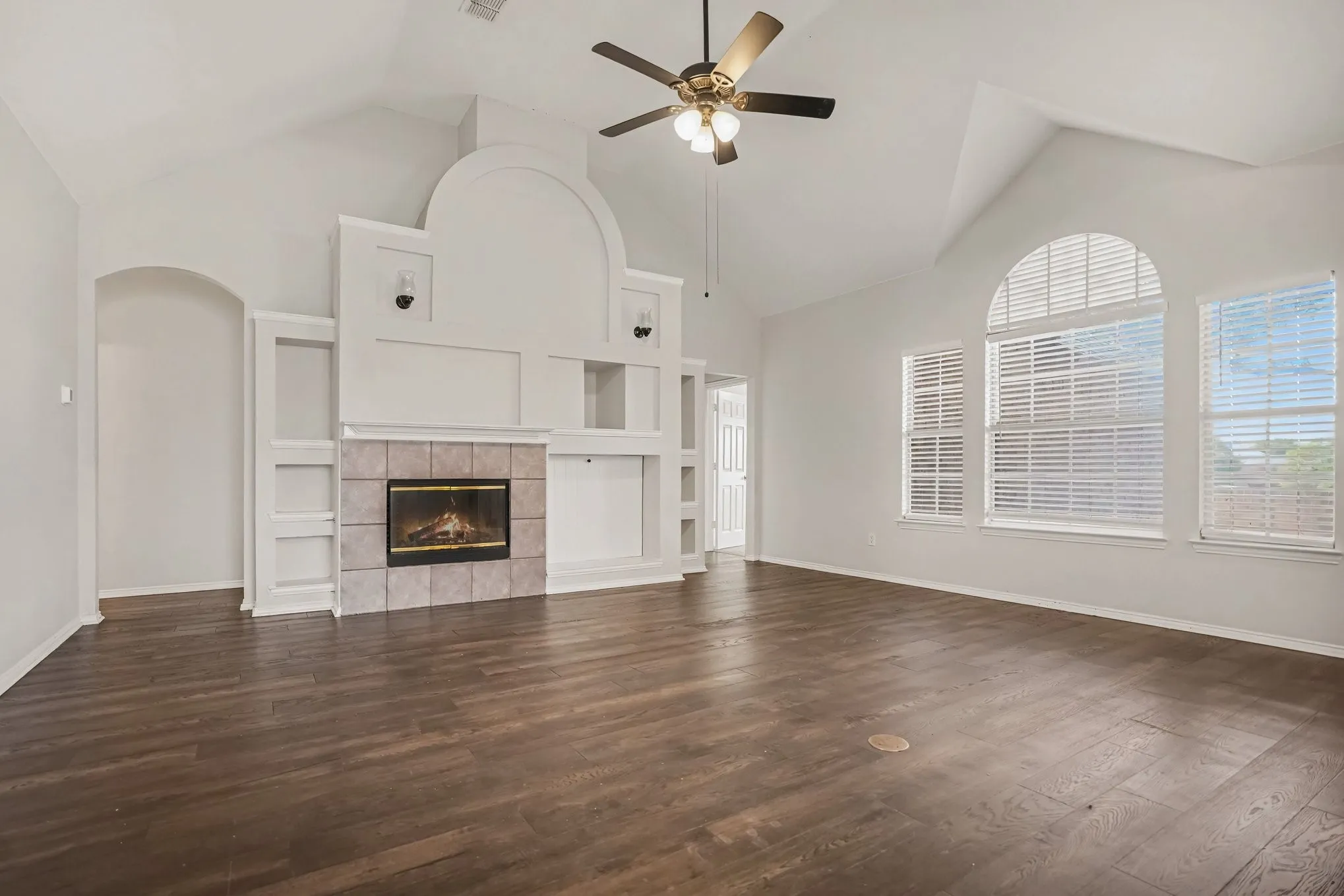 Single Family Residence For Sale in Tarrant County , 11 Mary Lou Court, Mansfield, Texas 76063, 4 Bedroom, 2 Bathroom, 2 Garage spaces, 2,386 Sqft, built in 2001, mls#21345410, Real Estate Agent in Mansfield, Homes For Sale in Tarrant county, Homes For Sale in Mansfield, Realtor in Mansfield Texas, Real Estate Brokerage Independent Realty Texas, Luminita Cordes Realtor
