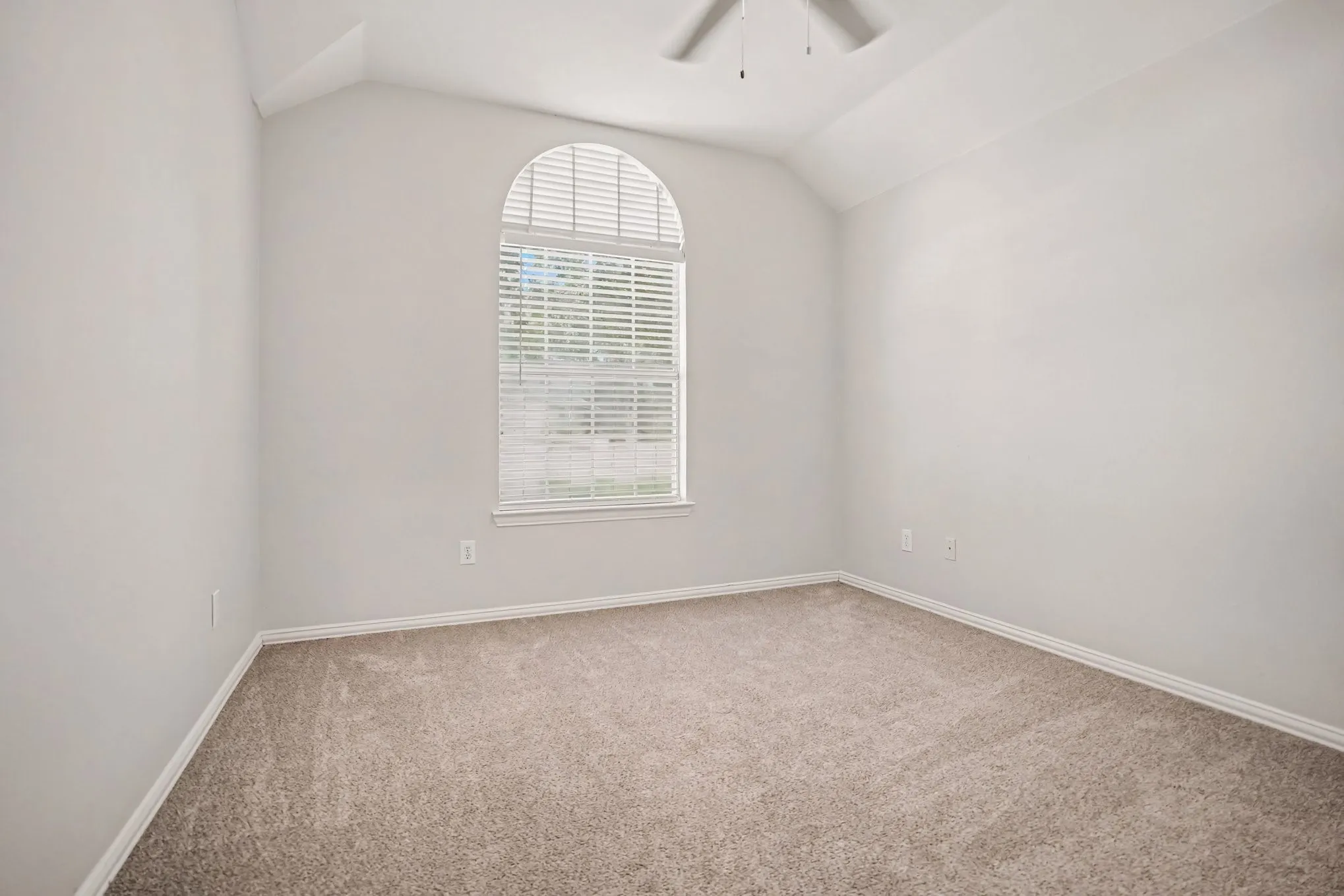 Single Family Residence For Sale in Tarrant County , 11 Mary Lou Court, Mansfield, Texas 76063, 4 Bedroom, 2 Bathroom, 2 Garage spaces, 2,386 Sqft, built in 2001, mls#21345410, Real Estate Agent in Mansfield, Homes For Sale in Tarrant county, Homes For Sale in Mansfield, Realtor in Mansfield Texas, Real Estate Brokerage Independent Realty Texas, Luminita Cordes Realtor