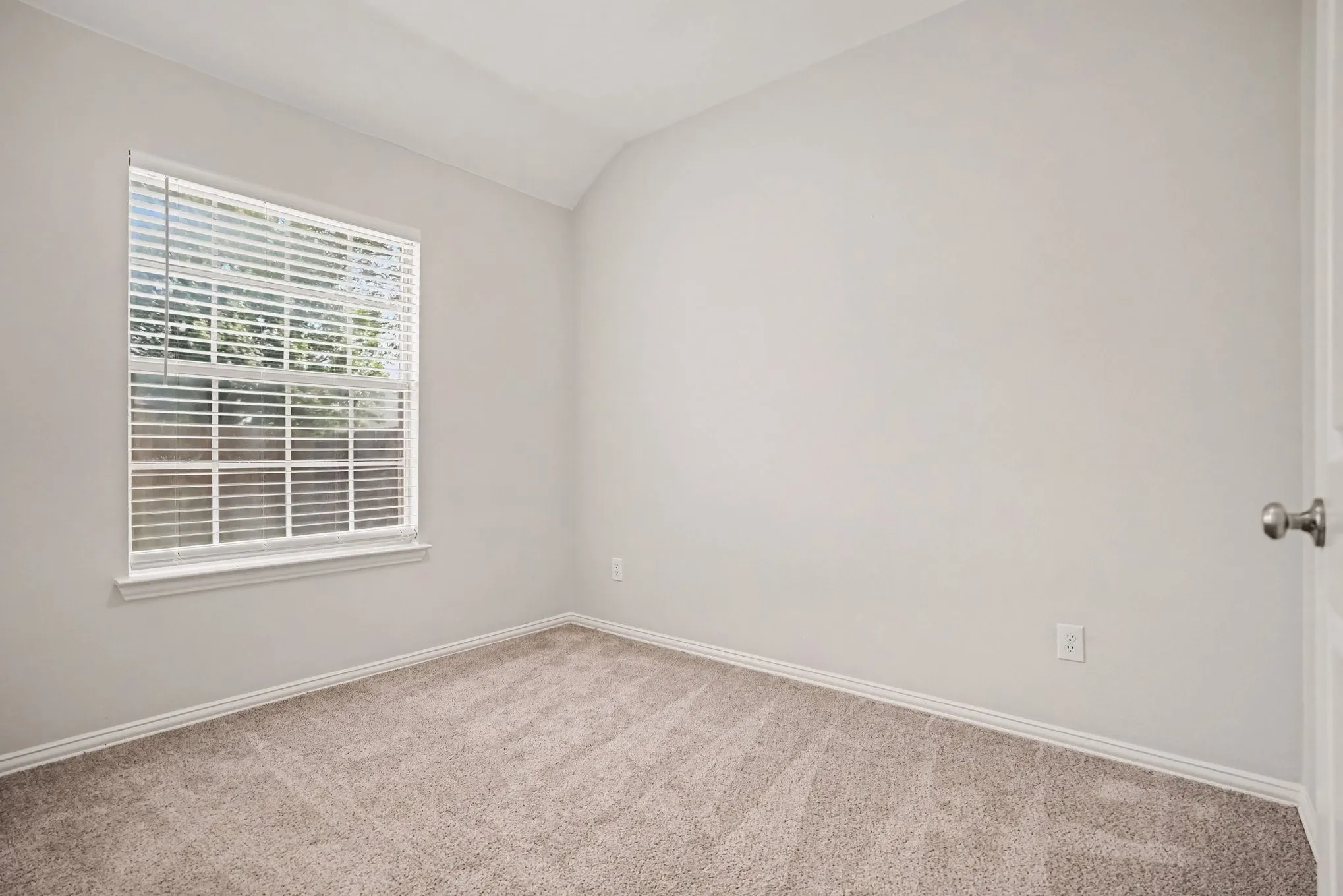 Single Family Residence For Sale in Tarrant County , 11 Mary Lou Court, Mansfield, Texas 76063, 4 Bedroom, 2 Bathroom, 2 Garage spaces, 2,386 Sqft, built in 2001, mls#21345410, Real Estate Agent in Mansfield, Homes For Sale in Tarrant county, Homes For Sale in Mansfield, Realtor in Mansfield Texas, Real Estate Brokerage Independent Realty Texas, Luminita Cordes Realtor