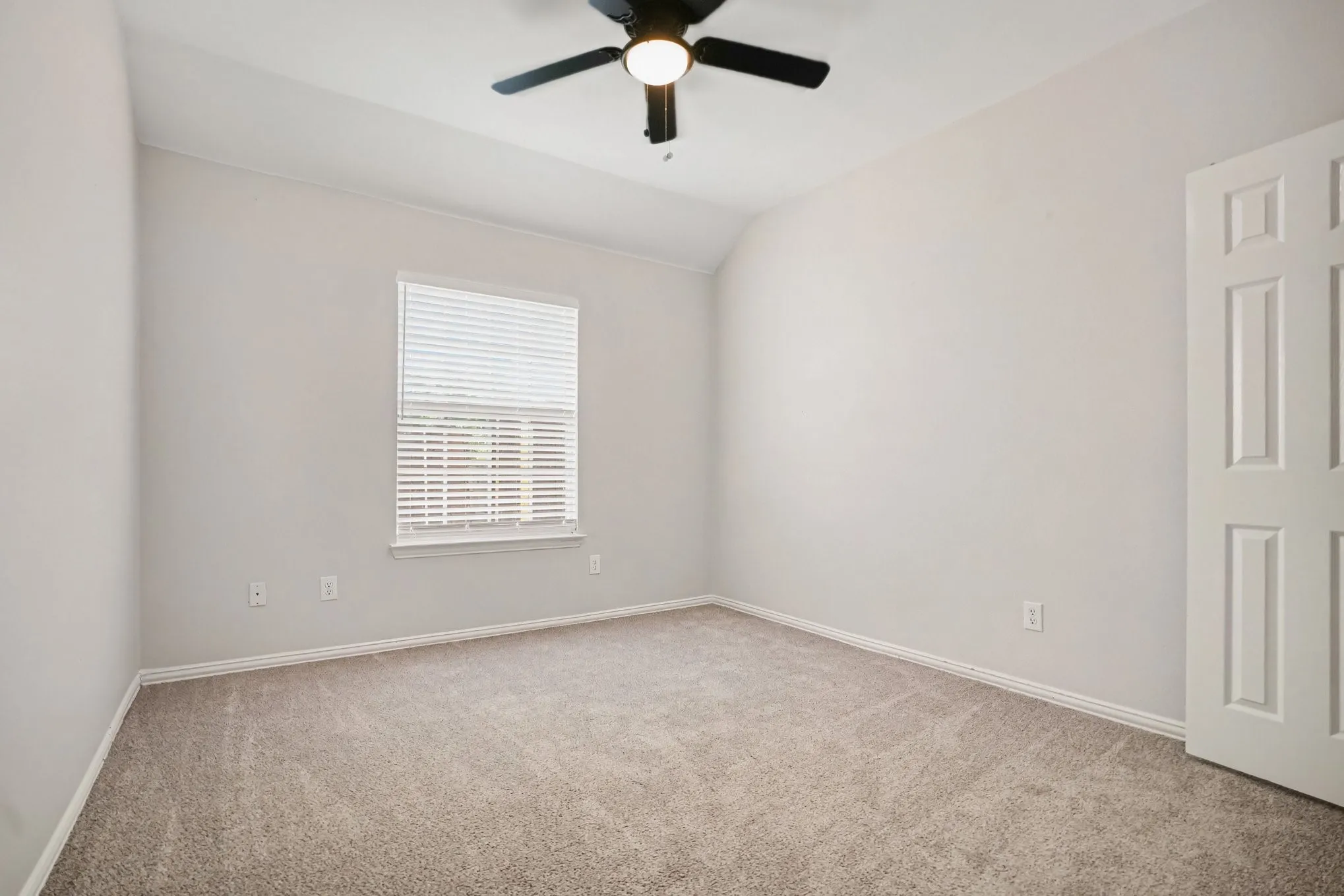 Single Family Residence For Sale in Tarrant County , 11 Mary Lou Court, Mansfield, Texas 76063, 4 Bedroom, 2 Bathroom, 2 Garage spaces, 2,386 Sqft, built in 2001, mls#21345410, Real Estate Agent in Mansfield, Homes For Sale in Tarrant county, Homes For Sale in Mansfield, Realtor in Mansfield Texas, Real Estate Brokerage Independent Realty Texas, Luminita Cordes Realtor