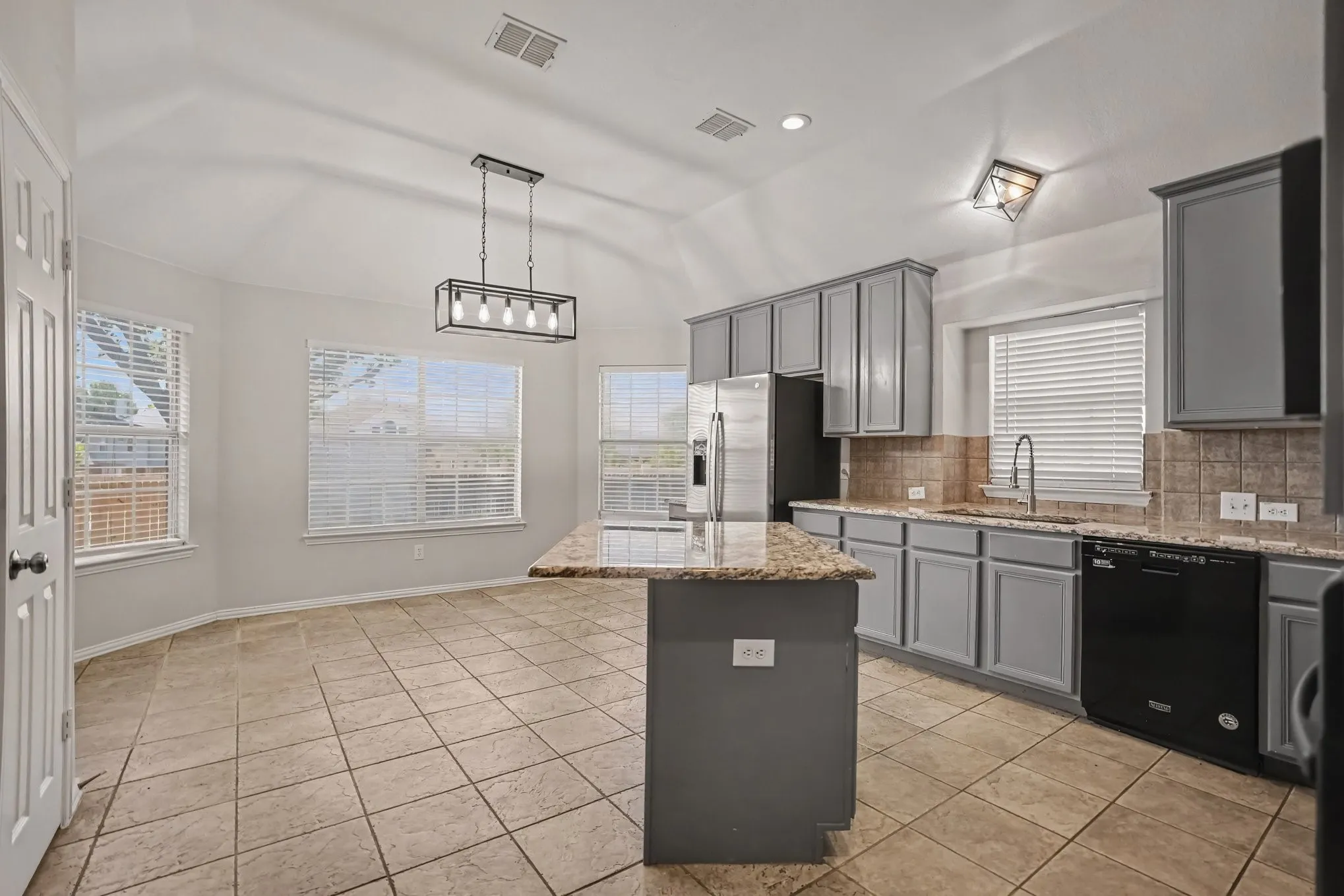 Single Family Residence For Sale in Tarrant County , 11 Mary Lou Court, Mansfield, Texas 76063, 4 Bedroom, 2 Bathroom, 2 Garage spaces, 2,386 Sqft, built in 2001, mls#21345410, Real Estate Agent in Mansfield, Homes For Sale in Tarrant county, Homes For Sale in Mansfield, Realtor in Mansfield Texas, Real Estate Brokerage Independent Realty Texas, Luminita Cordes Realtor