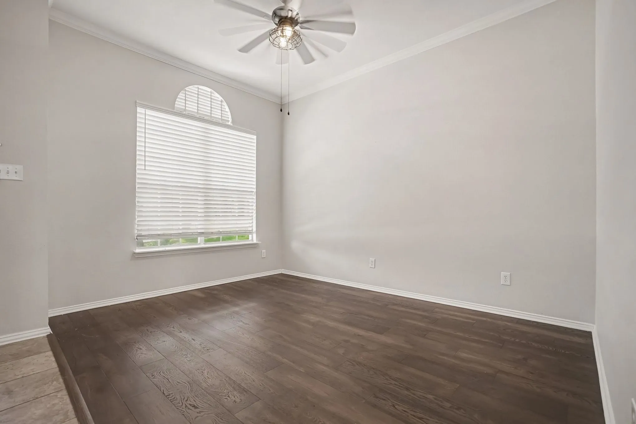 Single Family Residence For Sale in Tarrant County , 11 Mary Lou Court, Mansfield, Texas 76063, 4 Bedroom, 2 Bathroom, 2 Garage spaces, 2,386 Sqft, built in 2001, mls#21345410, Real Estate Agent in Mansfield, Homes For Sale in Tarrant county, Homes For Sale in Mansfield, Realtor in Mansfield Texas, Real Estate Brokerage Independent Realty Texas, Luminita Cordes Realtor