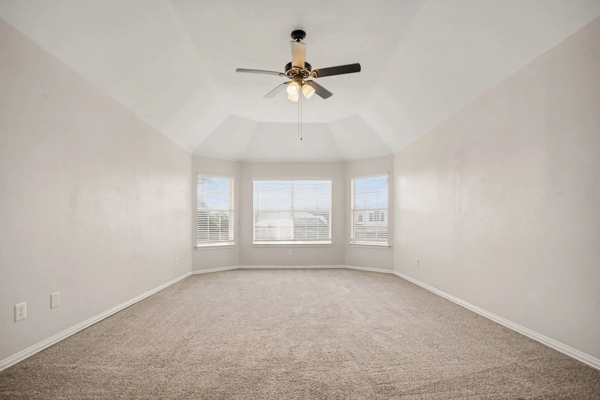 Single Family Residence For Sale in Tarrant County , 11 Mary Lou Court, Mansfield, Texas 76063, 4 Bedroom, 2 Bathroom, 2 Garage spaces, 2,386 Sqft, built in 2001, mls#21345410, Real Estate Agent in Mansfield, Homes For Sale in Tarrant county, Homes For Sale in Mansfield, Realtor in Mansfield Texas, Real Estate Brokerage Independent Realty Texas, Luminita Cordes Realtor