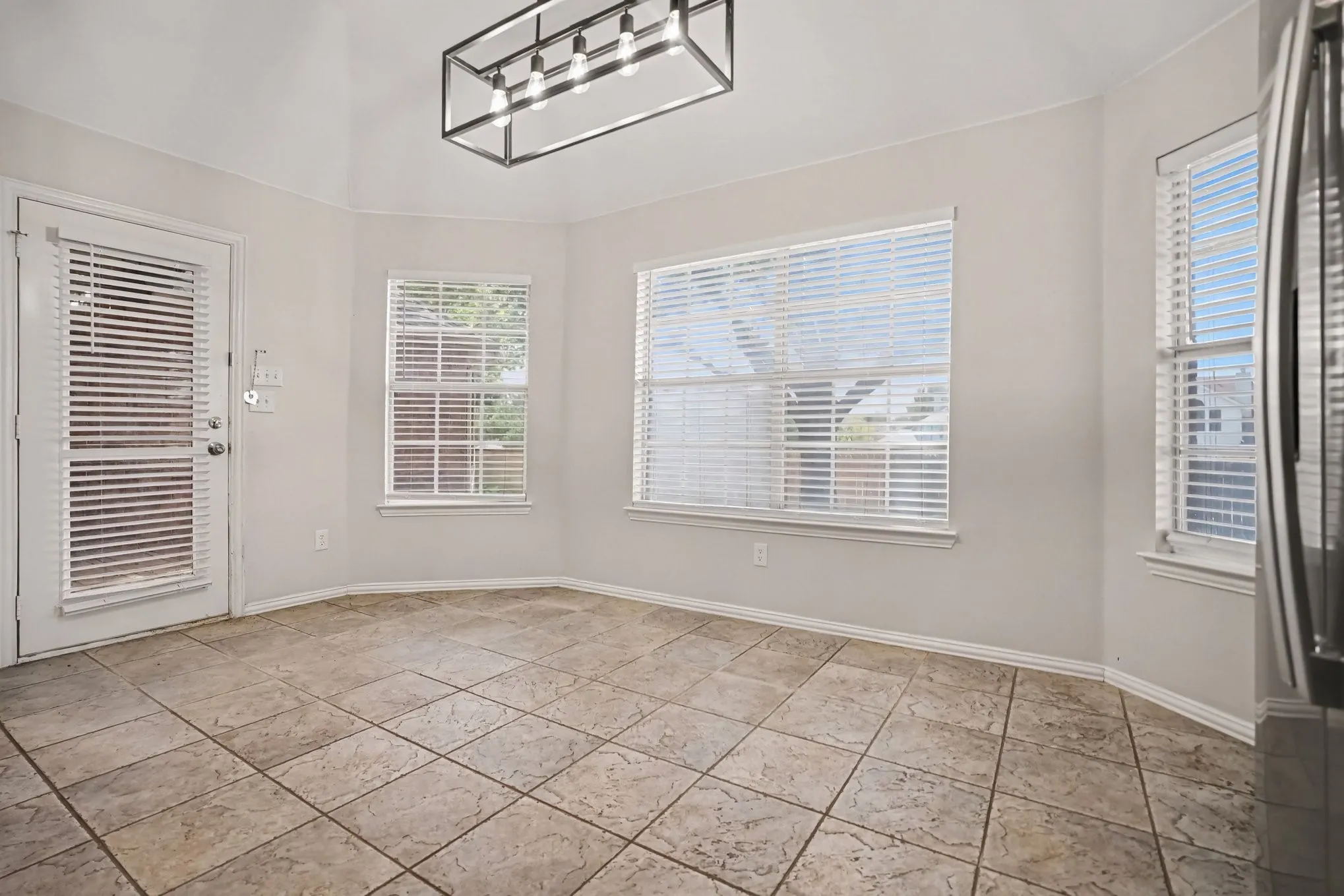 Single Family Residence For Sale in Tarrant County , 11 Mary Lou Court, Mansfield, Texas 76063, 4 Bedroom, 2 Bathroom, 2 Garage spaces, 2,386 Sqft, built in 2001, mls#21345410, Real Estate Agent in Mansfield, Homes For Sale in Tarrant county, Homes For Sale in Mansfield, Realtor in Mansfield Texas, Real Estate Brokerage Independent Realty Texas, Luminita Cordes Realtor