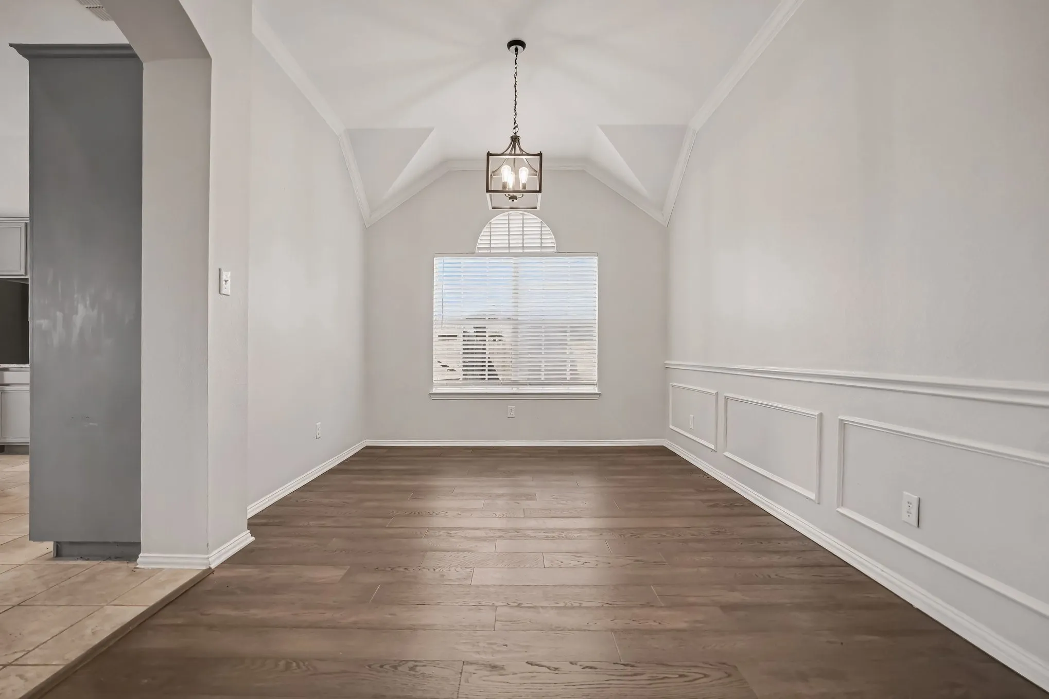 Single Family Residence For Sale in Tarrant County , 11 Mary Lou Court, Mansfield, Texas 76063, 4 Bedroom, 2 Bathroom, 2 Garage spaces, 2,386 Sqft, built in 2001, mls#21345410, Real Estate Agent in Mansfield, Homes For Sale in Tarrant county, Homes For Sale in Mansfield, Realtor in Mansfield Texas, Real Estate Brokerage Independent Realty Texas, Luminita Cordes Realtor