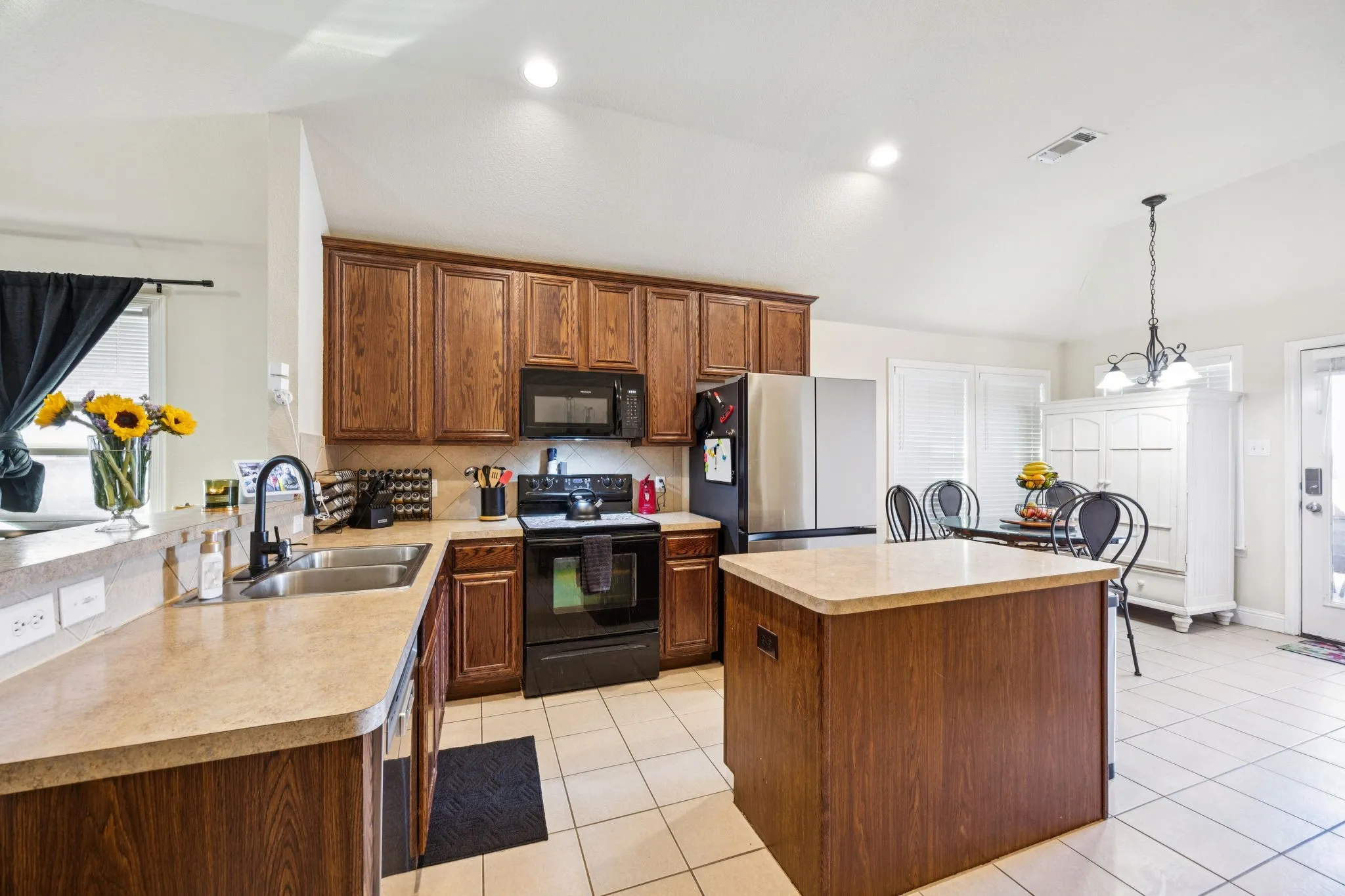 Single Family Residence For Sale in Hunt County , 1601 Applegate Way, Royse City, Texas 75189, 3 Bedroom, 2 Bathroom, 2 Garage spaces, 1,398 Sqft, built in 2011, mls#21342772, Real Estate Agent in Royse City, Homes For Sale in Hunt county, Homes For Sale in Royse City, Realtor in Royse City Texas, Real Estate Brokerage Independent Realty Texas, Luminita Cordes Realtor