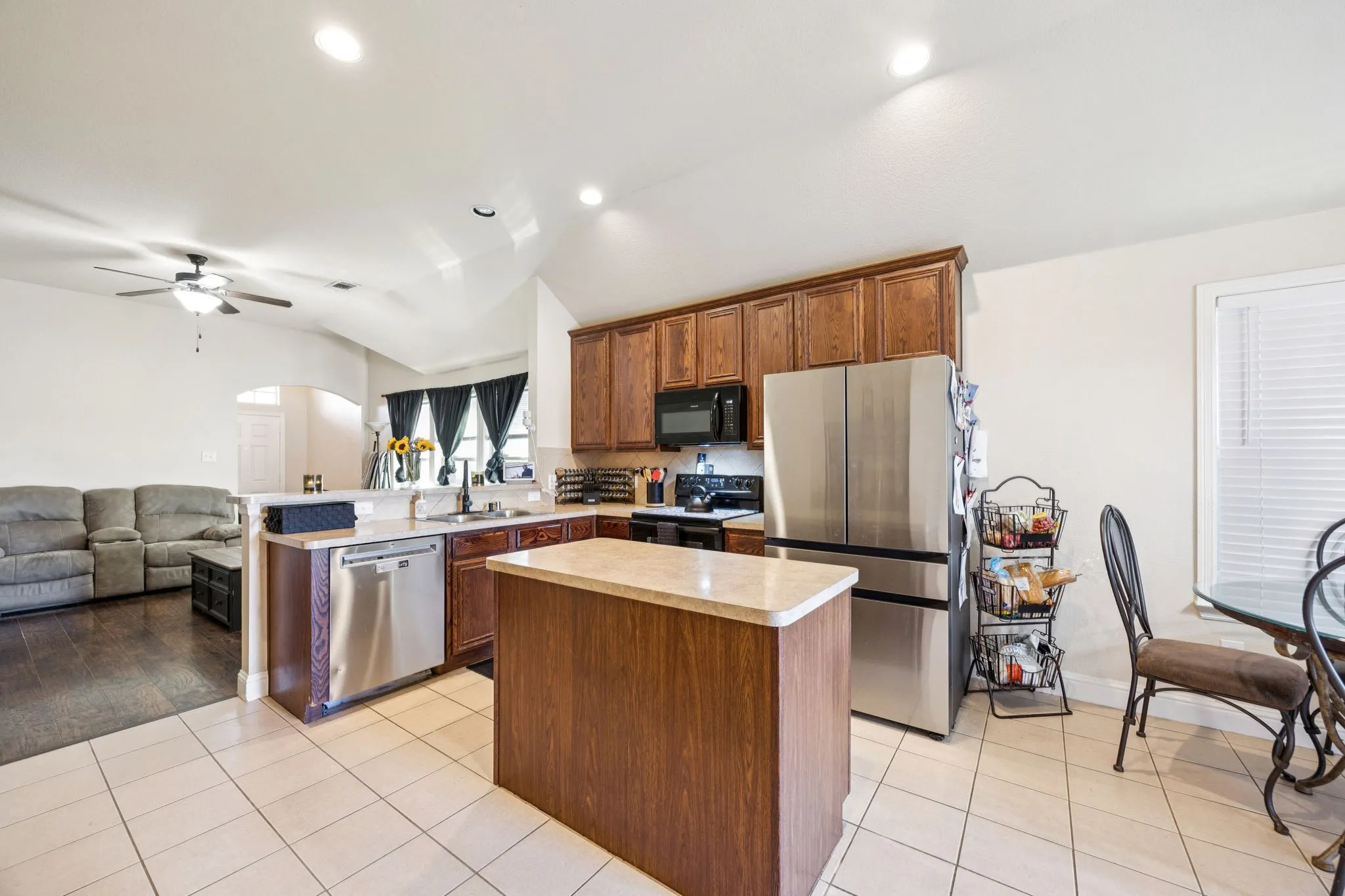 Single Family Residence For Sale in Hunt County , 1601 Applegate Way, Royse City, Texas 75189, 3 Bedroom, 2 Bathroom, 2 Garage spaces, 1,398 Sqft, built in 2011, mls#21342772, Real Estate Agent in Royse City, Homes For Sale in Hunt county, Homes For Sale in Royse City, Realtor in Royse City Texas, Real Estate Brokerage Independent Realty Texas, Luminita Cordes Realtor
