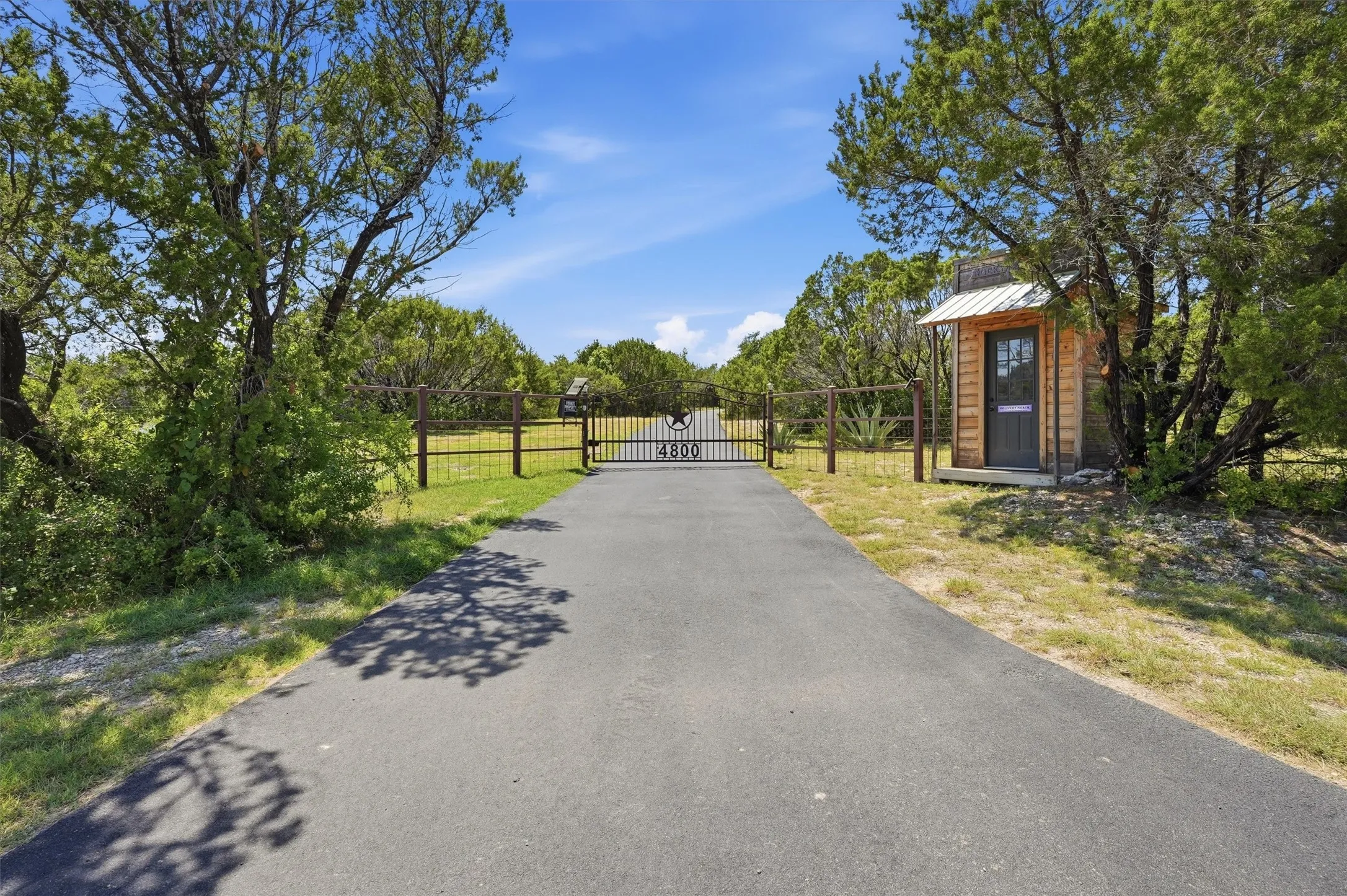 Single Family Residence For Sale in Hood County , 4800 Rock Church Highway, Tolar, Texas 76476, 3 Bedroom, 2 Bathroom, 3 Garage spaces, 1,792 Sqft, built in 1997, mls#21347020, Real Estate Agent in Tolar, Homes For Sale in Hood county, Homes For Sale in Tolar, Realtor in Tolar Texas, Real Estate Brokerage Independent Realty Texas, Luminita Cordes Realtor
