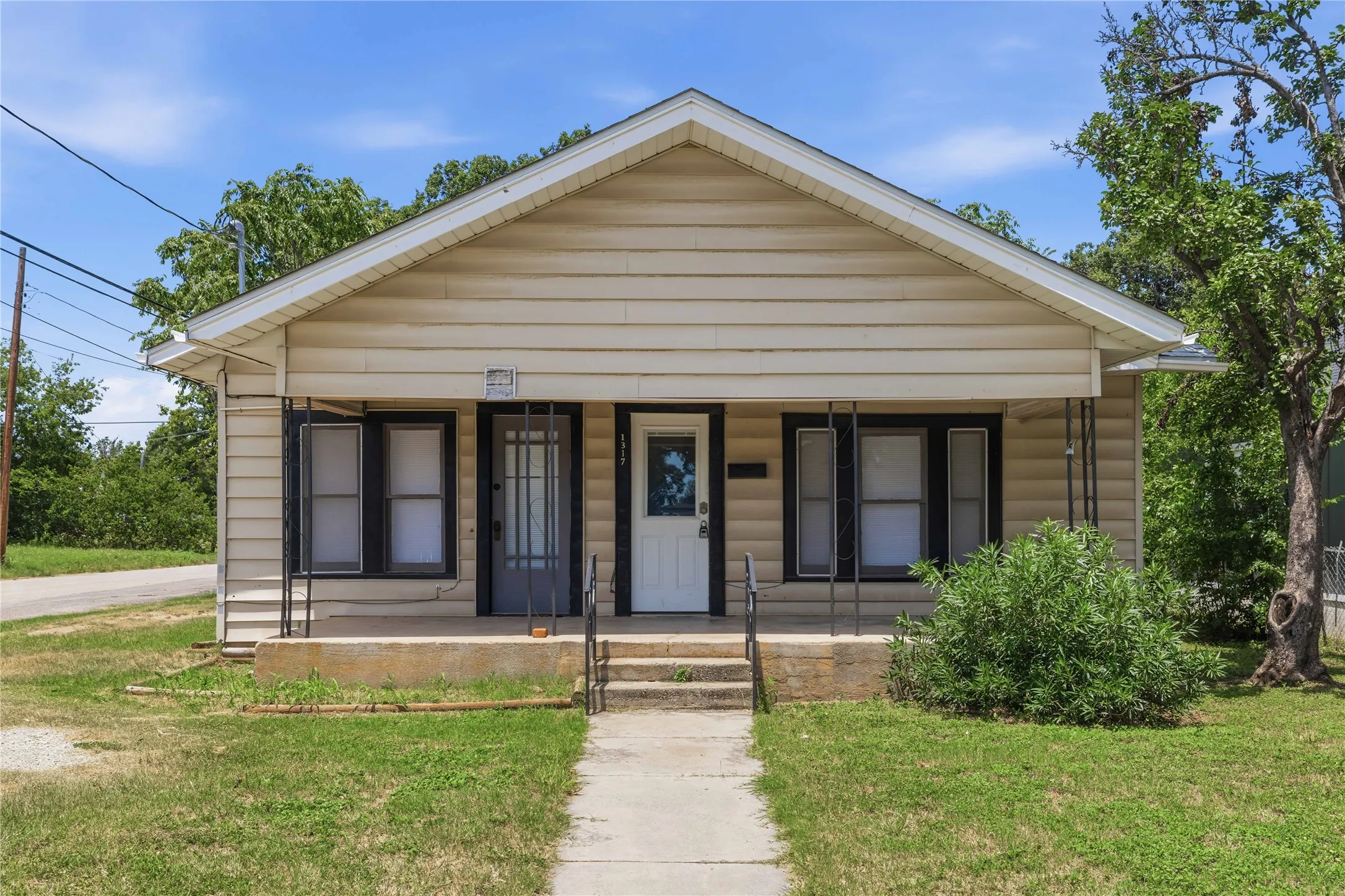 Single Family Residence For Sale in Brown County , 1317 Avenue C, Brownwood, Texas 76801, 2 Bedroom, 2 Bathroom, Garage spaces, 1,162 Sqft, built in 0, mls#21345982, Real Estate Agent in Brownwood, Homes For Sale in Brown county, Homes For Sale in Brownwood, Realtor in Brownwood Texas, Real Estate Brokerage Independent Realty Texas, Luminita Cordes Realtor