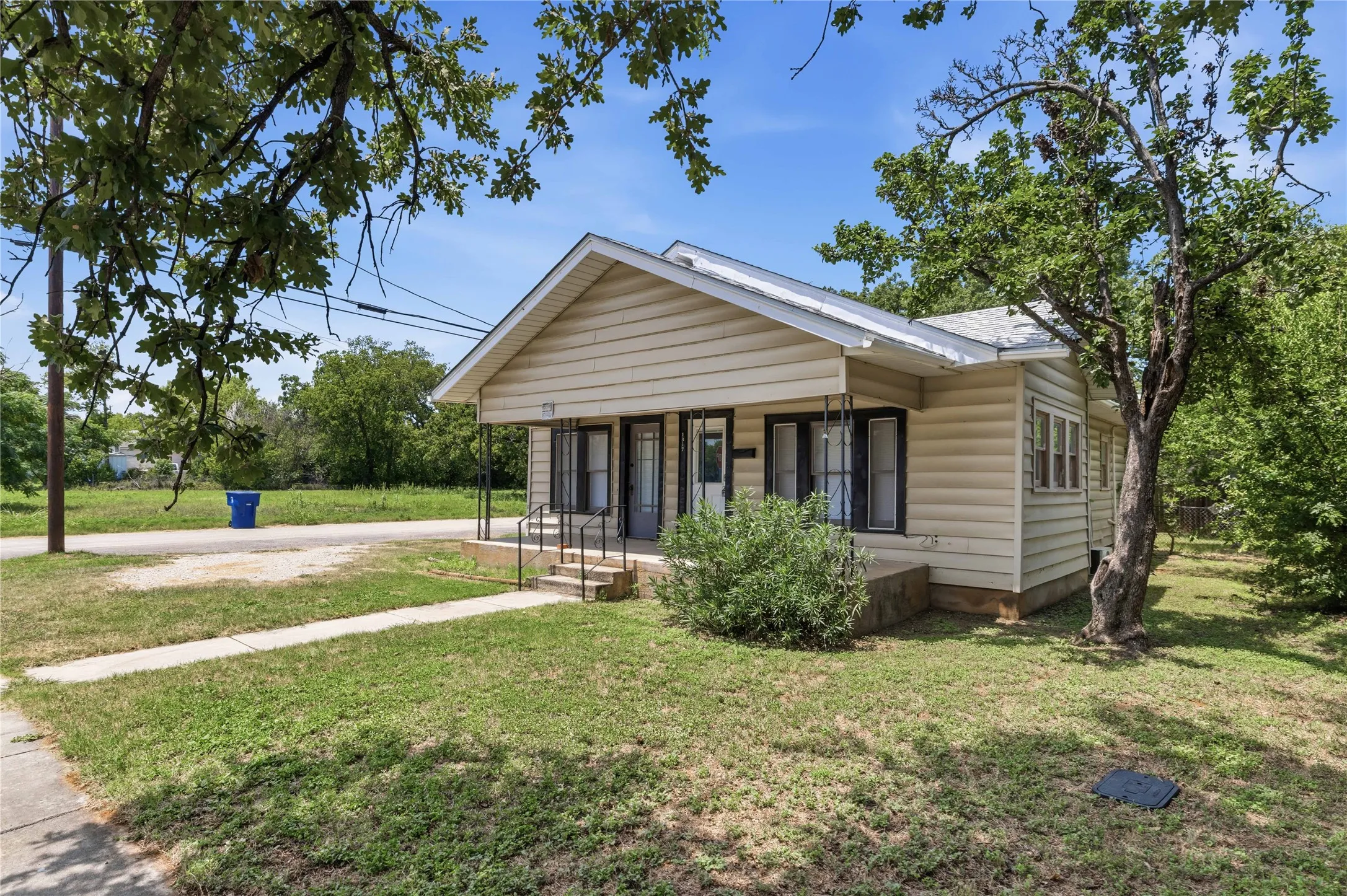 Single Family Residence For Sale in Brown County , 1317 Avenue C, Brownwood, Texas 76801, 2 Bedroom, 2 Bathroom, Garage spaces, 1,162 Sqft, built in 0, mls#21345982, Real Estate Agent in Brownwood, Homes For Sale in Brown county, Homes For Sale in Brownwood, Realtor in Brownwood Texas, Real Estate Brokerage Independent Realty Texas, Luminita Cordes Realtor