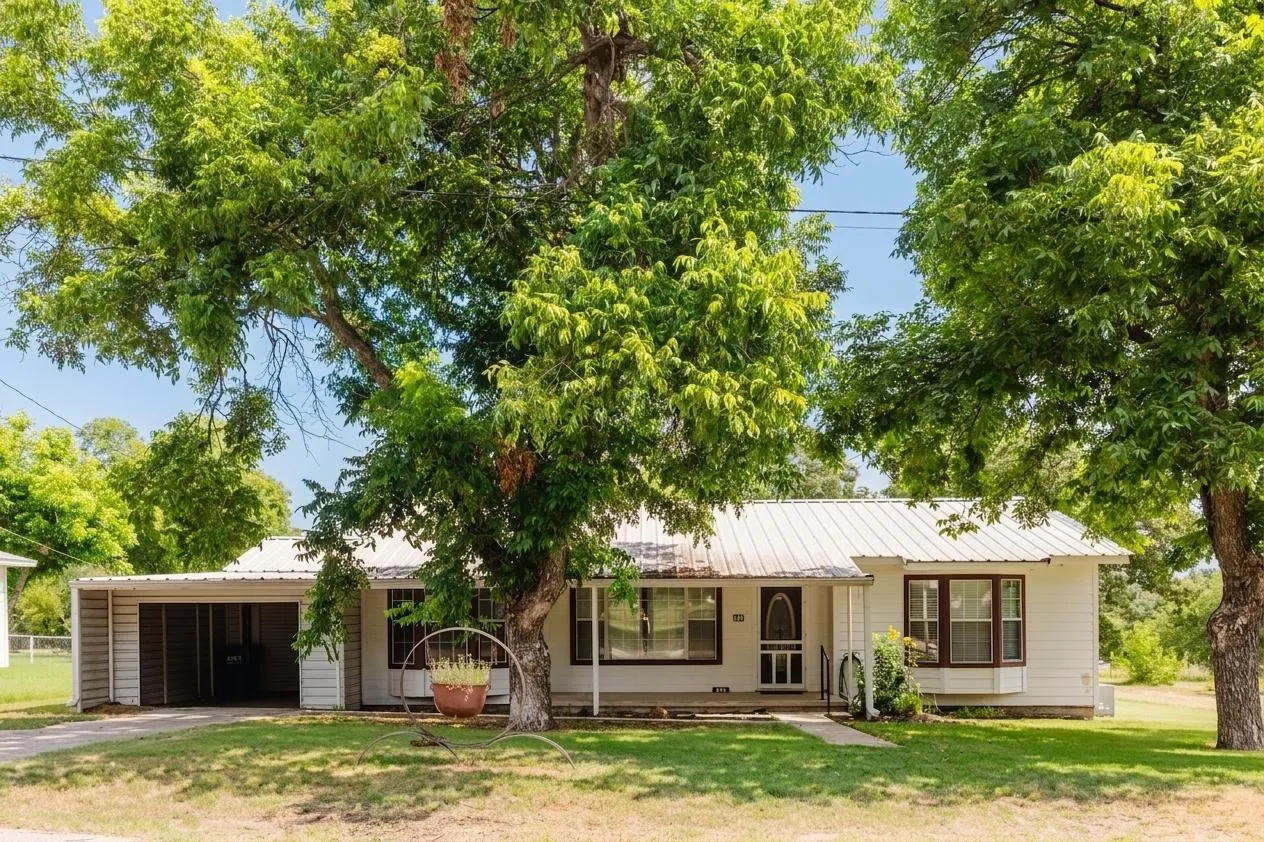 Single Family Residence For Sale in Comanche County , 649 E Short Avenue, De Leon, Texas 76444, 2 Bedroom, 1 Bathroom, 1 Garage spaces, 1,755 Sqft, built in 1960, Price $225,000, mls#21345841, Real Estate Agent in De Leon, Homes For Sale in Comanche county, Homes For Sale in De Leon, Realtor in De Leon Texas, Real Estate Brokerage Independent Realty Texas, Luminita Cordes Realtor
