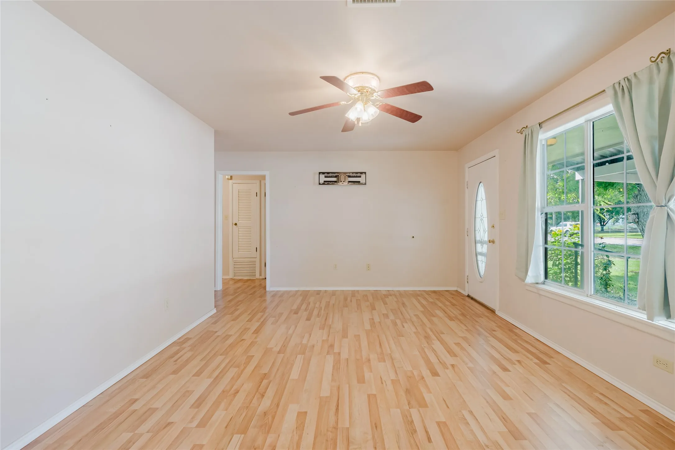 Single Family Residence For Sale in Comanche County , 649 E Short Avenue, De Leon, Texas 76444, 2 Bedroom, 1 Bathroom, 1 Garage spaces, 1,755 Sqft, built in 1960, Price $225,000, mls#21345841, Real Estate Agent in De Leon, Homes For Sale in Comanche county, Homes For Sale in De Leon, Realtor in De Leon Texas, Real Estate Brokerage Independent Realty Texas, Luminita Cordes Realtor