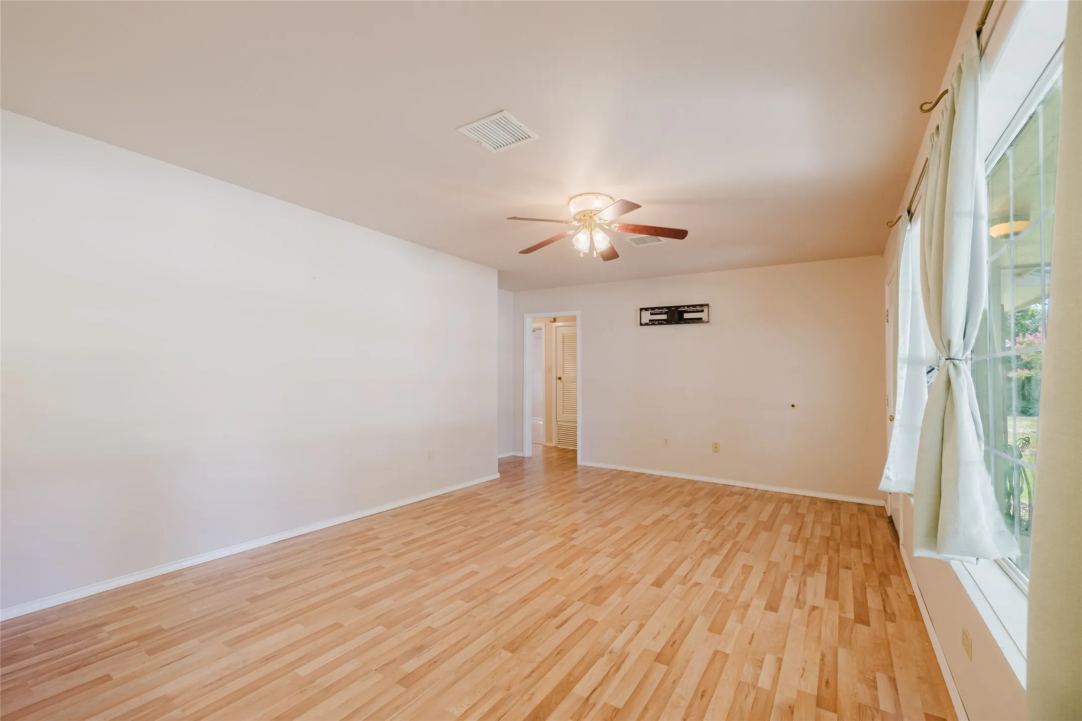 Single Family Residence For Sale in Comanche County , 649 E Short Avenue, De Leon, Texas 76444, 2 Bedroom, 1 Bathroom, 1 Garage spaces, 1,755 Sqft, built in 1960, Price $225,000, mls#21345841, Real Estate Agent in De Leon, Homes For Sale in Comanche county, Homes For Sale in De Leon, Realtor in De Leon Texas, Real Estate Brokerage Independent Realty Texas, Luminita Cordes Realtor