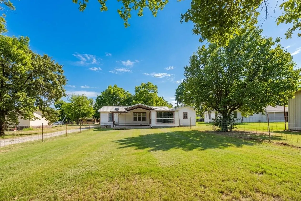 Single Family Residence For Sale in Comanche County , 649 E Short Avenue, De Leon, Texas 76444, 2 Bedroom, 1 Bathroom, 1 Garage spaces, 1,755 Sqft, built in 1960, Price $225,000, mls#21345841, Real Estate Agent in De Leon, Homes For Sale in Comanche county, Homes For Sale in De Leon, Realtor in De Leon Texas, Real Estate Brokerage Independent Realty Texas, Luminita Cordes Realtor