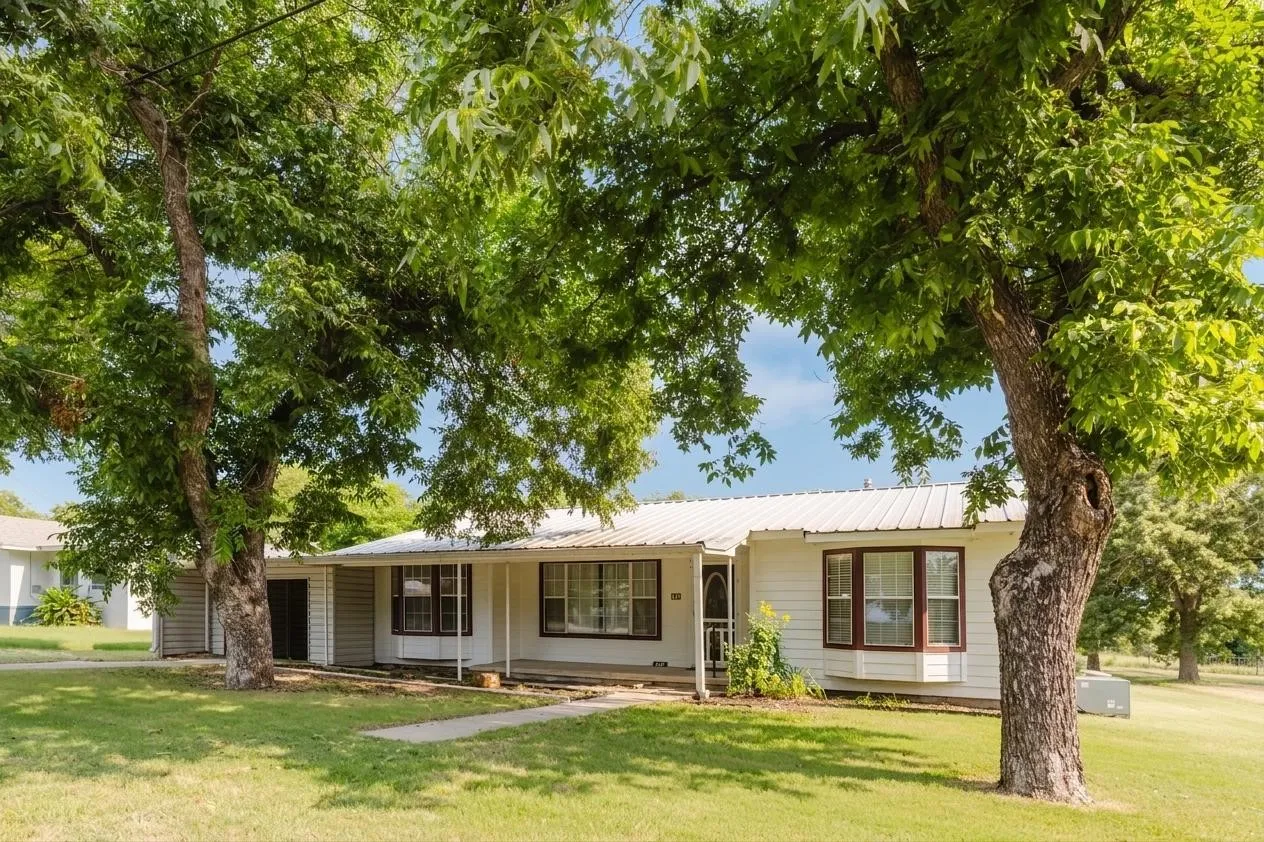 Single Family Residence For Sale in Comanche County , 649 E Short Avenue, De Leon, Texas 76444, 2 Bedroom, 1 Bathroom, 1 Garage spaces, 1,755 Sqft, built in 1960, Price $225,000, mls#21345841, Real Estate Agent in De Leon, Homes For Sale in Comanche county, Homes For Sale in De Leon, Realtor in De Leon Texas, Real Estate Brokerage Independent Realty Texas, Luminita Cordes Realtor