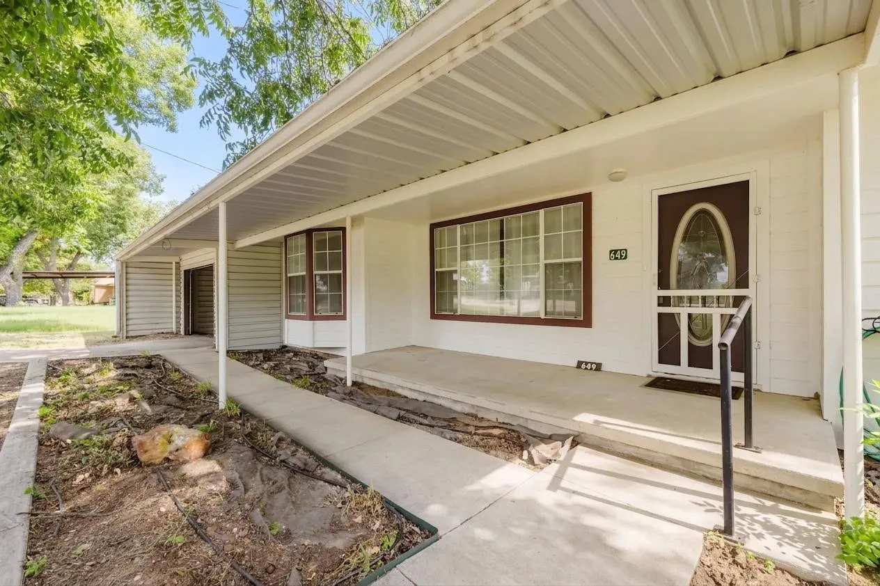 Single Family Residence For Sale in Comanche County , 649 E Short Avenue, De Leon, Texas 76444, 2 Bedroom, 1 Bathroom, 1 Garage spaces, 1,755 Sqft, built in 1960, Price $225,000, mls#21345841, Real Estate Agent in De Leon, Homes For Sale in Comanche county, Homes For Sale in De Leon, Realtor in De Leon Texas, Real Estate Brokerage Independent Realty Texas, Luminita Cordes Realtor
