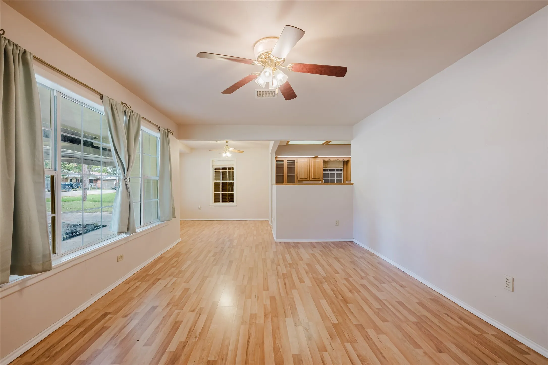 Single Family Residence For Sale in Comanche County , 649 E Short Avenue, De Leon, Texas 76444, 2 Bedroom, 1 Bathroom, 1 Garage spaces, 1,755 Sqft, built in 1960, Price $225,000, mls#21345841, Real Estate Agent in De Leon, Homes For Sale in Comanche county, Homes For Sale in De Leon, Realtor in De Leon Texas, Real Estate Brokerage Independent Realty Texas, Luminita Cordes Realtor