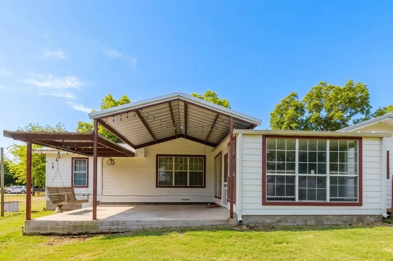 Single Family Residence For Sale in Comanche County , 649 E Short Avenue, De Leon, Texas 76444, 2 Bedroom, 1 Bathroom, 1 Garage spaces, 1,755 Sqft, built in 1960, Price $225,000, mls#21345841, Real Estate Agent in De Leon, Homes For Sale in Comanche county, Homes For Sale in De Leon, Realtor in De Leon Texas, Real Estate Brokerage Independent Realty Texas, Luminita Cordes Realtor