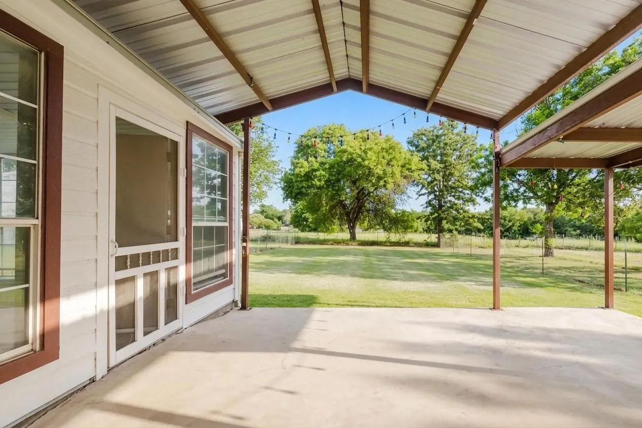 Single Family Residence For Sale in Comanche County , 649 E Short Avenue, De Leon, Texas 76444, 2 Bedroom, 1 Bathroom, 1 Garage spaces, 1,755 Sqft, built in 1960, Price $225,000, mls#21345841, Real Estate Agent in De Leon, Homes For Sale in Comanche county, Homes For Sale in De Leon, Realtor in De Leon Texas, Real Estate Brokerage Independent Realty Texas, Luminita Cordes Realtor